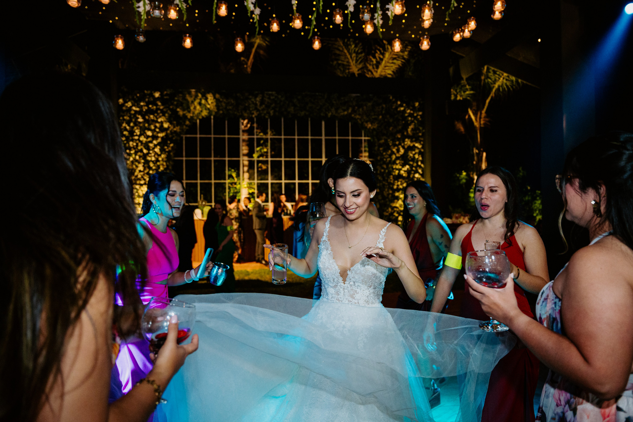 Un vistazo a la fiesta. Fotógrafo de Bodas en Lima | Ronhy Altamirano. Fotografía narrativa y cinematográfica para bodas, quinceañeras y eventos exclusivos