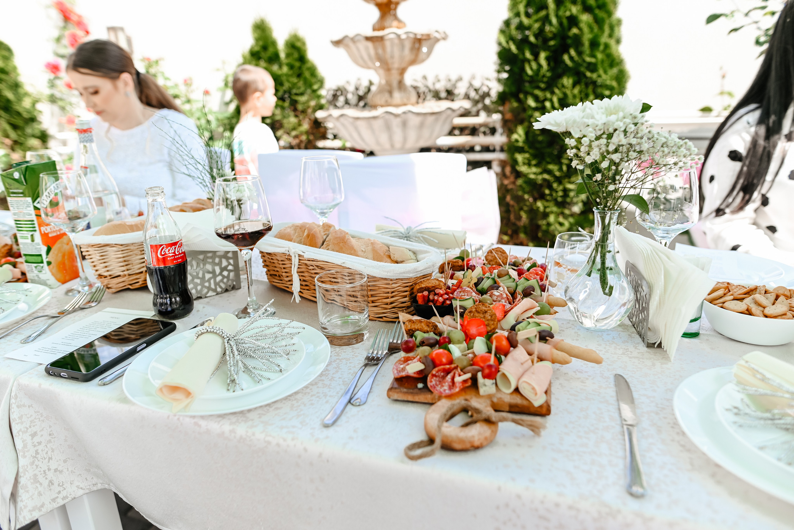 Detalii florale și tematică personalizată pentru botez – fotografie Ana Maria Drăgan