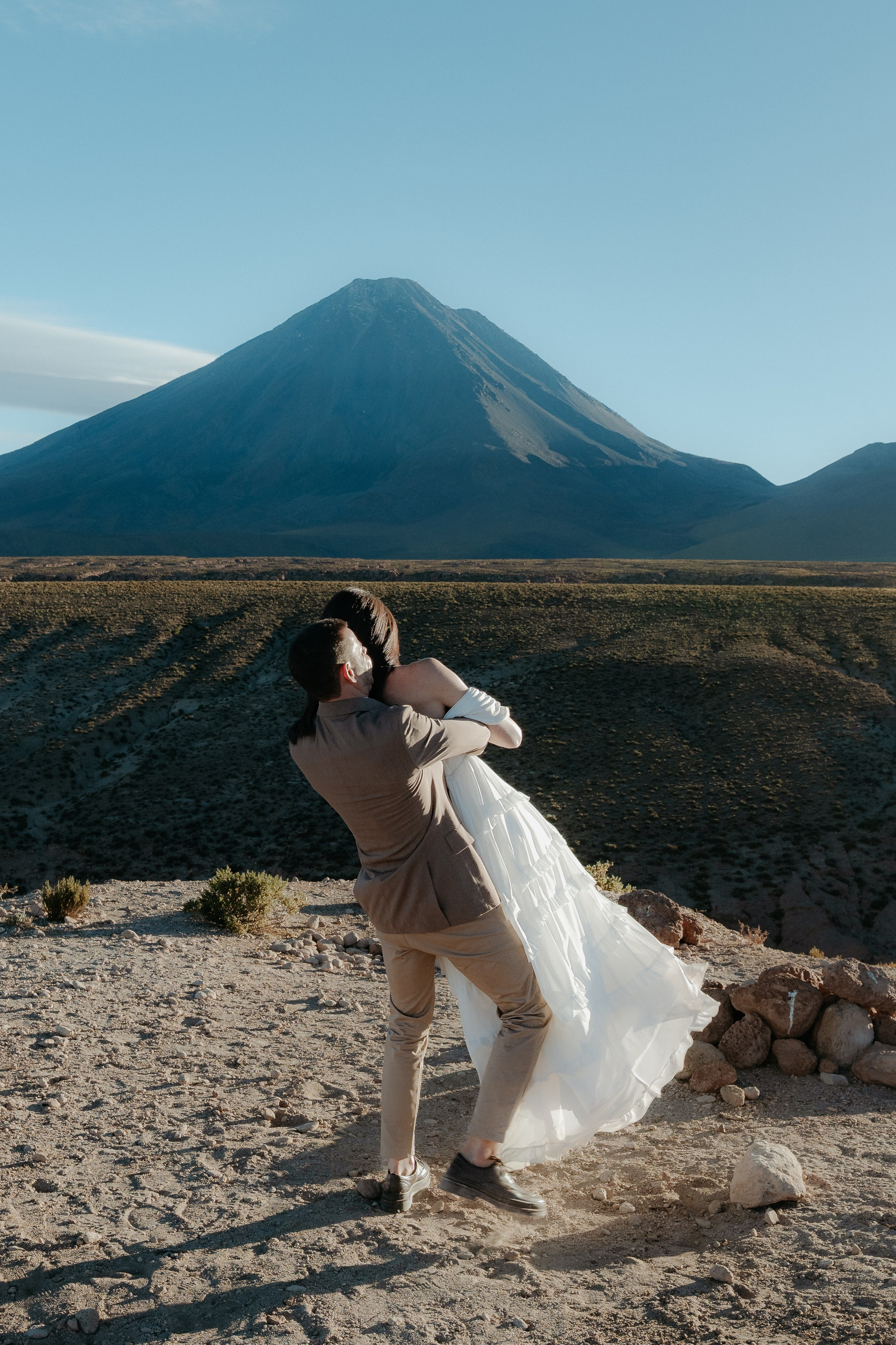 Pre-wedding no mirante do vulcão Licancabur. Photographer in San Pedro de Atacama