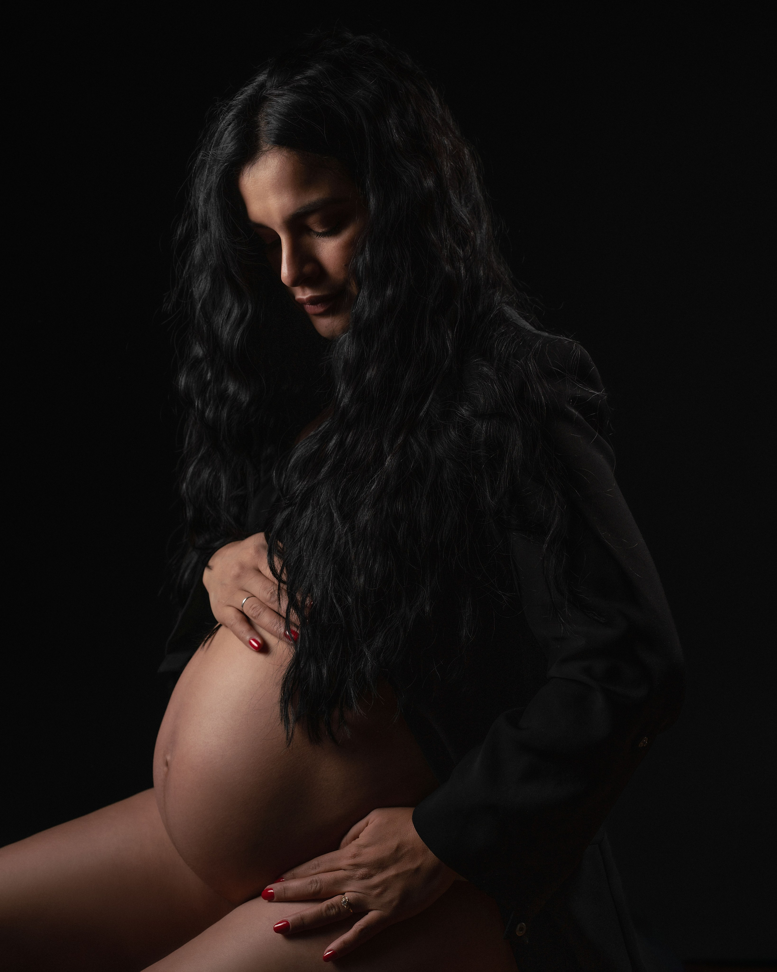 Беременная девушка темный фон в белье