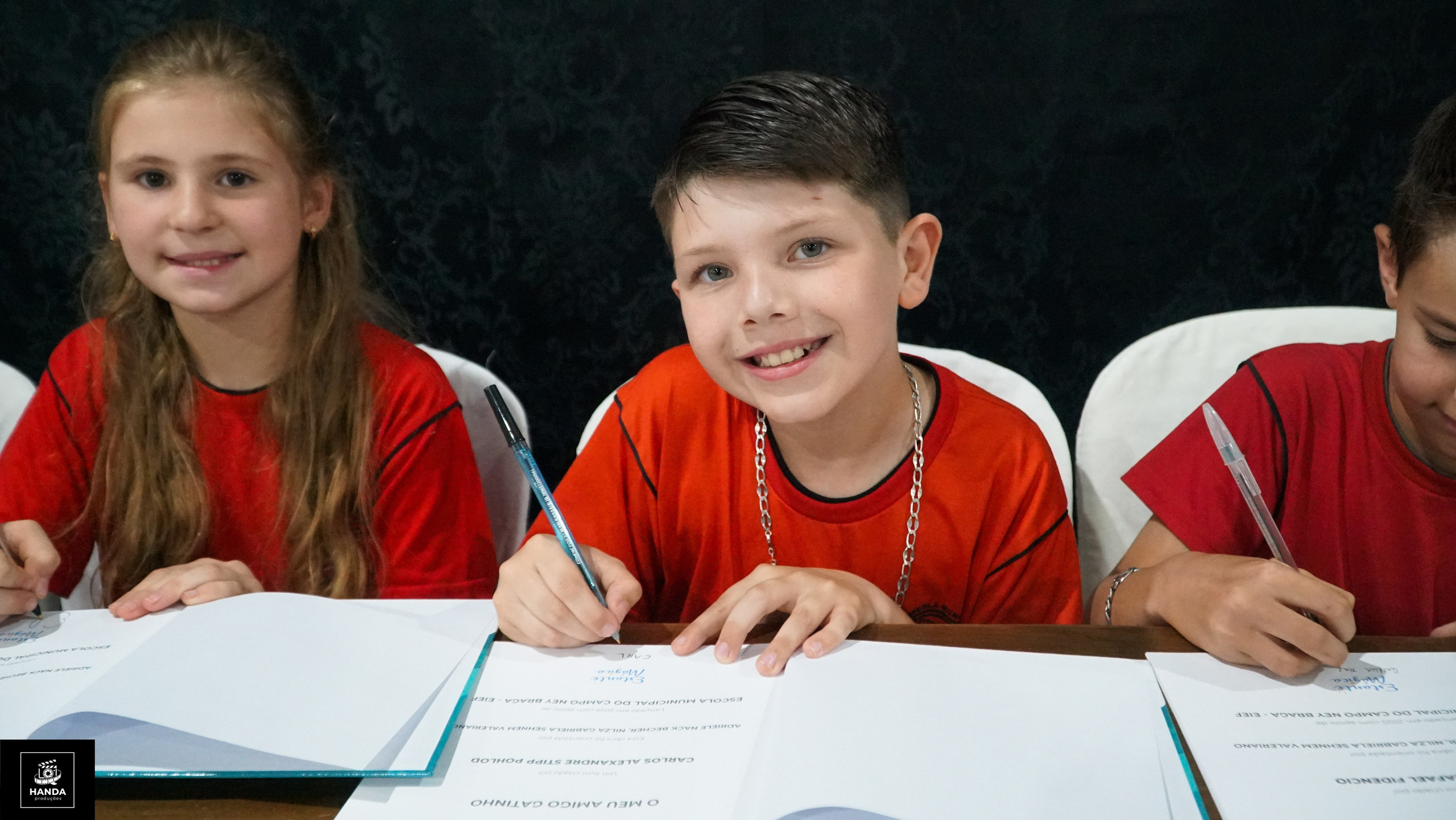 Noite autógrafos colégio Aurélio Buarque de Holanda. Handa Produções