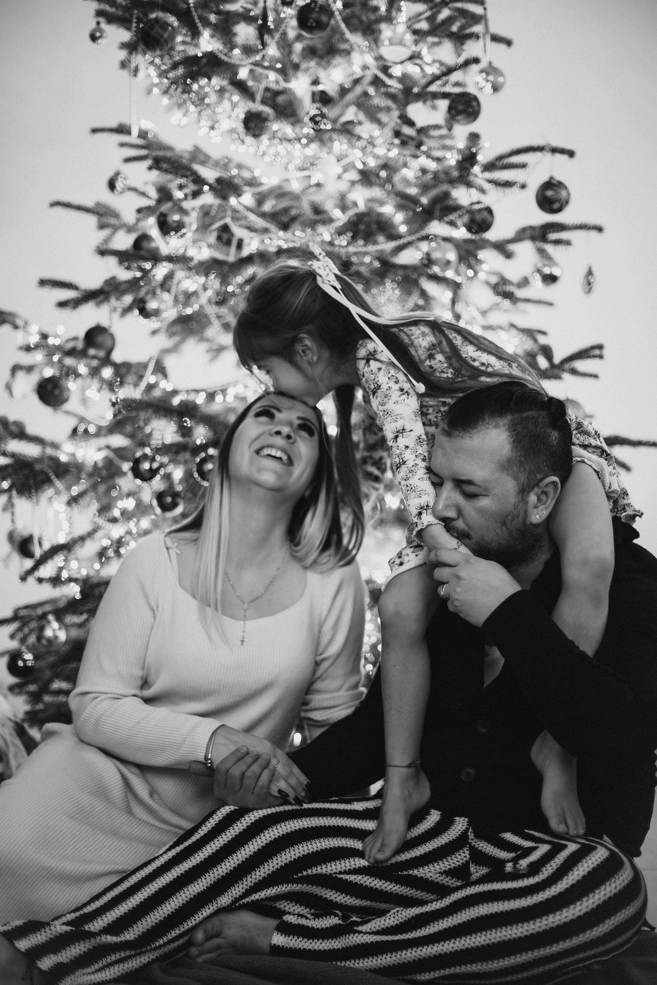 Ședință foto de Crăciun acasă, Amara și Ionuț. Fotograf de familie în Oradea Katsiaryna Ciortan