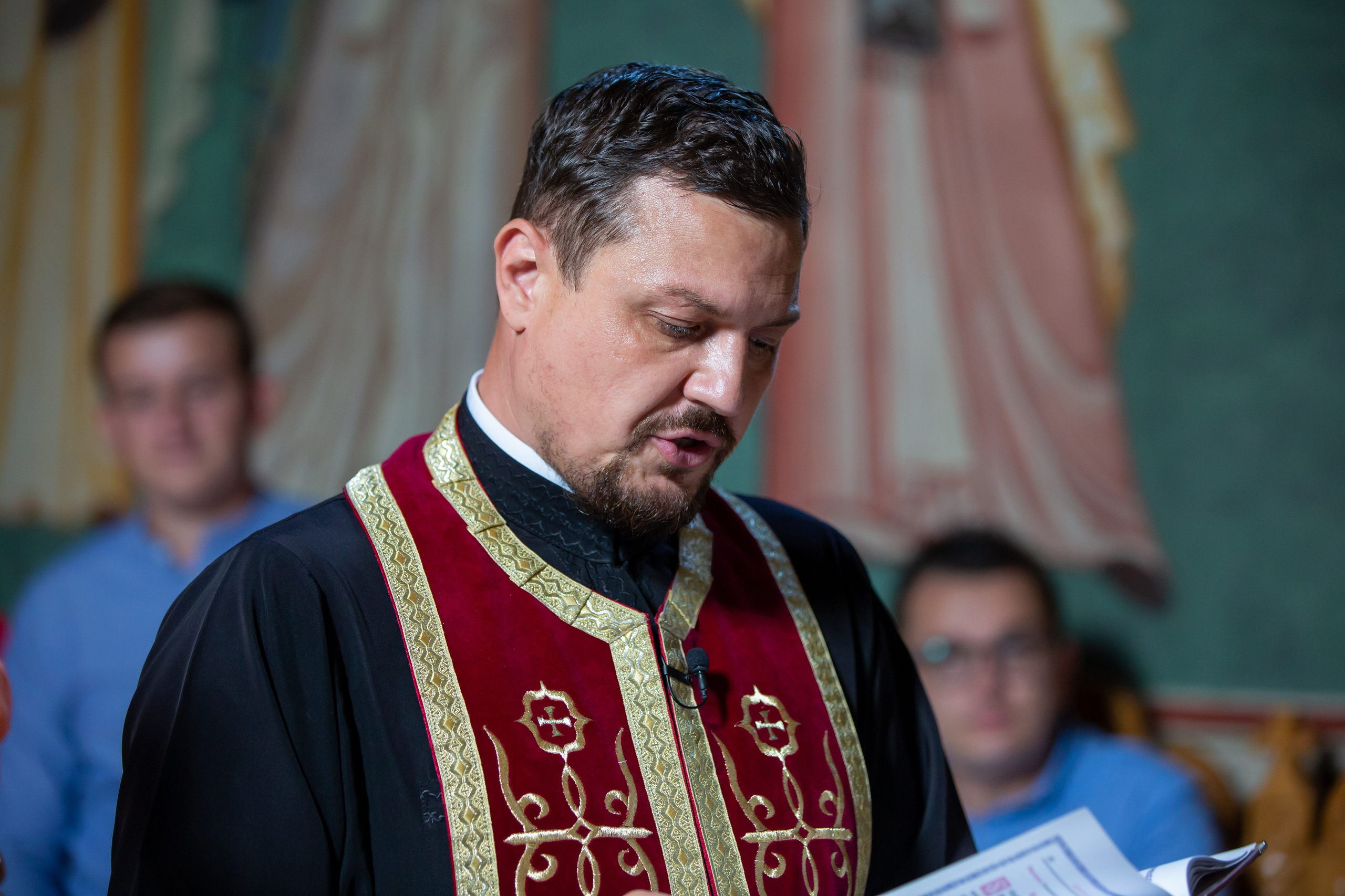 “Bebeluș botezat în biserică, ținut în brațe de nași”	•	“Detaliu cu lumânarea de botez decorată cu flori albe”	•	“Părinți emoționați alături de copilul lor la ceremonia de botez”	•	“Masa festivă de botez cu decor tematic și tort personalizat”	•	“Momentul în care preotul toarnă apă sfințită pe fruntea bebelușului”	“Bebeluș în rochie albă de botez, zâmbind în brațele mamei”	•	“Detaliu cu cruciulița de botez așezată pe o pernă de satin”	•	“Părinți și nași aprinzând lumânările în timpul ceremoniei de botez”	•	“Tort de botez decorat cu figurine tematice și numele copilului”	•	“Copil botezat dormind liniștit în pătuțul decorat festiv”	•	“Momentul în care preotul binecuvântează copilul în fața altarului”	•	“Invitați adunându-se în jurul mesei festive la petrecerea de botez”	•	“Bebeluș ținând în mână o jucărie personalizată primită la botez”	•	“Familie fericită pozând împreună după ceremonia de botez”	•	“Decor tematic cu baloane și flori la locația petrecerii de botez” fotograf Botoșani fotograf evenimente fotograf botez Alin Chirila fotograf alinofotostudio,- Preotul ținându-l pe micuțul Mathias Gabriel la botez, în biserica Înălțarea Domnului, Copălău  - Detalii de la botezul lui Mathias – lumânare, trusou și icoană  - Familia lui Mathias Gabriel alături de micuț, în ziua botezului  - Portret emoționant cu mama și bebelușul în brațe, în biserică,fotograf profesionist evenimente Botoșani, Iași, Suceava, Fălticeni, Bacău, Pașcani, Roman - AlinoFotoStudio by Alin Chirilă - servicii foto nuntă, botez, cununie, ședințe foto creative, albume personalizate, fotografii emoționante și calitative pentru cele mai importante momente din viață,fotograf nuntă Botoșani Alin Chirilă,  ședință foto botez Iași - AlinoFotoStudio,  servicii fotograf profesionist evenimente Suceava,  fotograf cununie civilă Fălticeni - Alin Chirilă,  album foto nuntă personalizat Bacău.“Bebeluș botezat în biserică, ținut în brațe de nași”	•	“Detaliu cu lumânarea de botez decorată cu flori albe”	•	“Părinți emoționați alături de copilul lor la ceremonia de botez”	•	“Masa festivă de botez cu decor tematic și tort personalizat”	•	“Momentul în care preotul toarnă apă sfințită pe fruntea bebelușului”	“Bebeluș în rochie albă de botez, zâmbind în brațele mamei”	•	“Detaliu cu cruciulița de botez așezată pe o pernă de satin”	•	“Părinți și nași aprinzând lumânările în timpul ceremoniei de botez”	•	“Tort de botez decorat cu figurine tematice și numele copilului”	•	“Copil botezat dormind liniștit în pătuțul decorat festiv”	•	“Momentul în care preotul binecuvântează copilul în fața altarului”	•	“Invitați adunându-se în jurul mesei festive la petrecerea de botez”	•	“Bebeluș ținând în mână o jucărie personalizată primită la botez”	•	“Familie fericită pozând împreună după ceremonia de botez”	•	“Decor tematic cu baloane și flori la locația petrecerii de botez” fotograf Botoșani fotograf evenimente fotograf botez Alin Chirila fotograf alinofotostudio.fotograf botez Amelis Maria, fotografie botez Botoșani, fotograf Alin Chirilă, amintiri botez, fotografii botez, botez Amelis Maria, fotograf copii, fotografie botez în Botoșani,