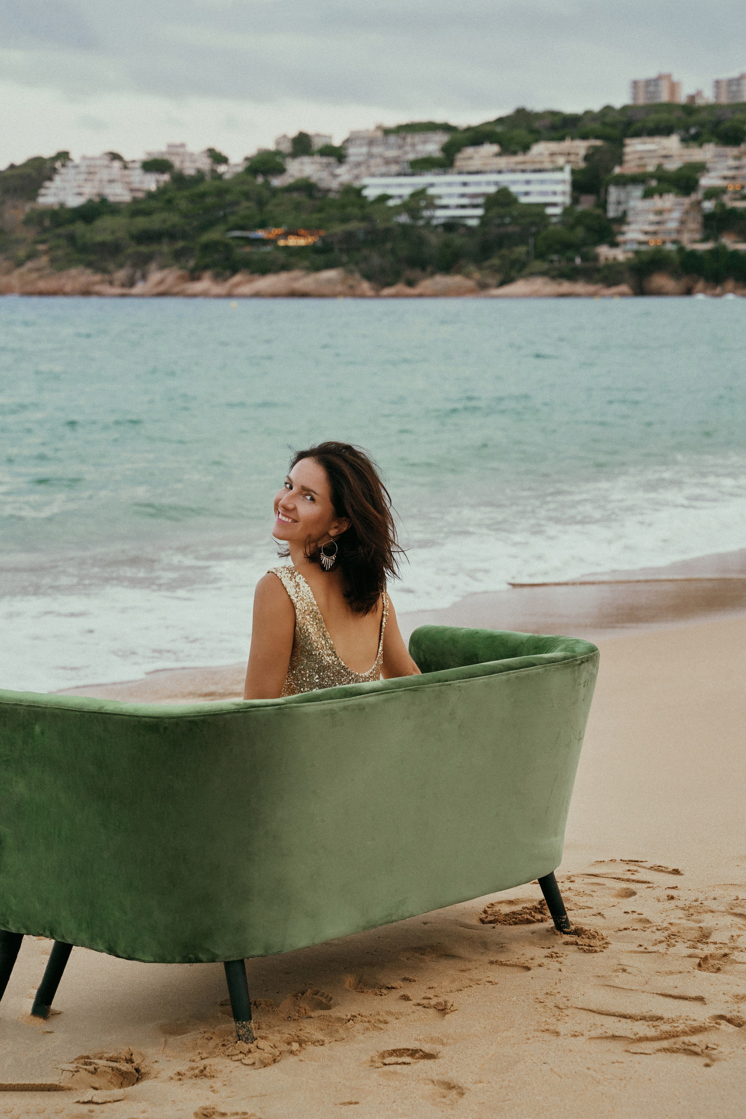 Майя. Диван на пляже. Фотограф в Барселоне Жанна Захарченко