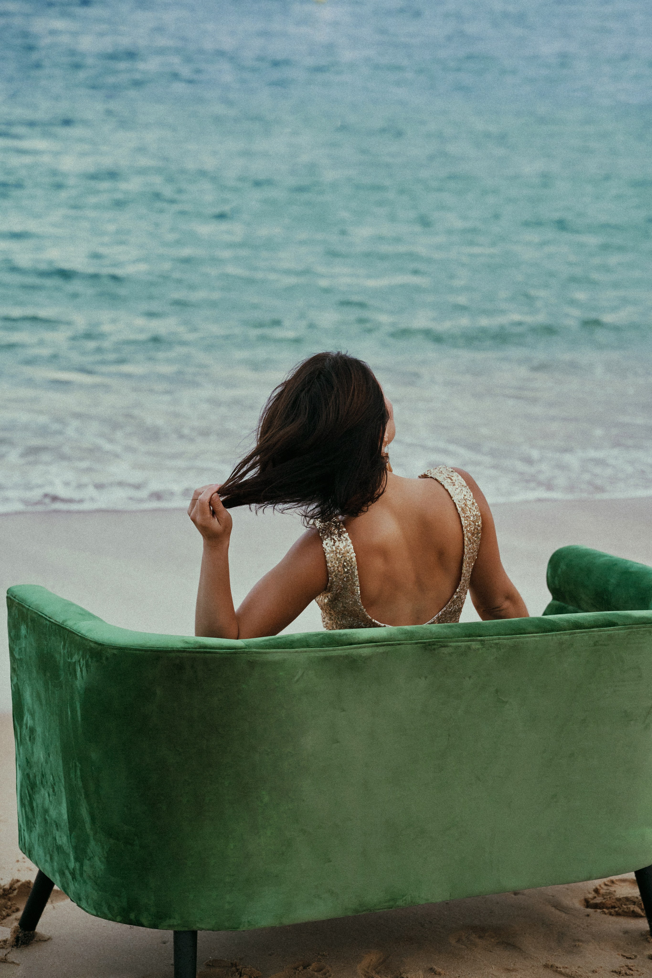 Майя. Диван на пляже. Фотограф в Барселоне Жанна Захарченко