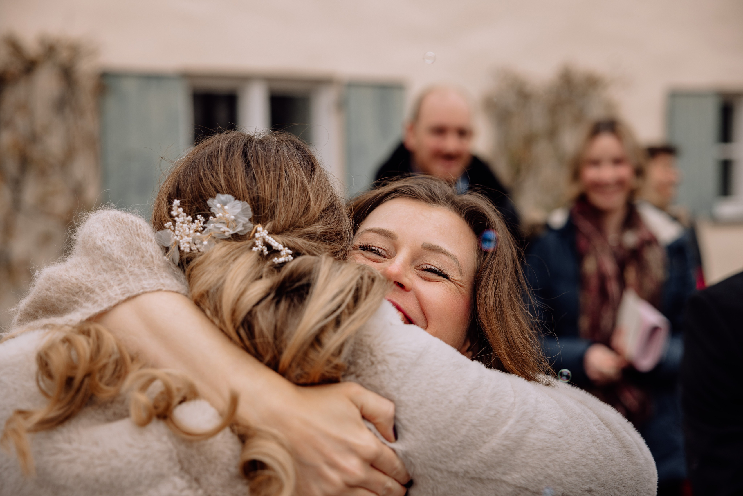 Emotionale Glückwünsche nach der Trauung