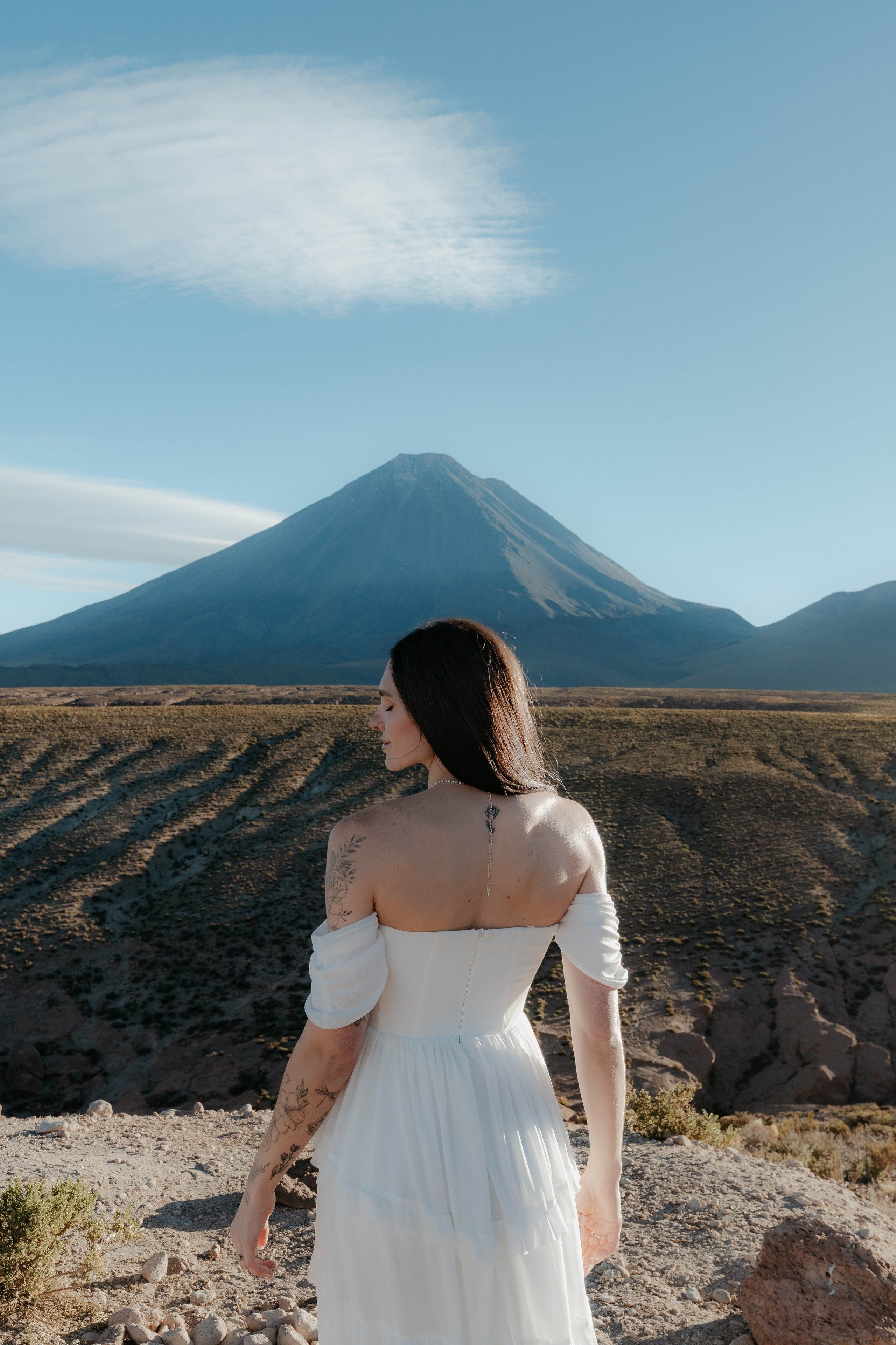 Pre-wedding no mirante do vulcão Licancabur. Photographer in San Pedro de Atacama