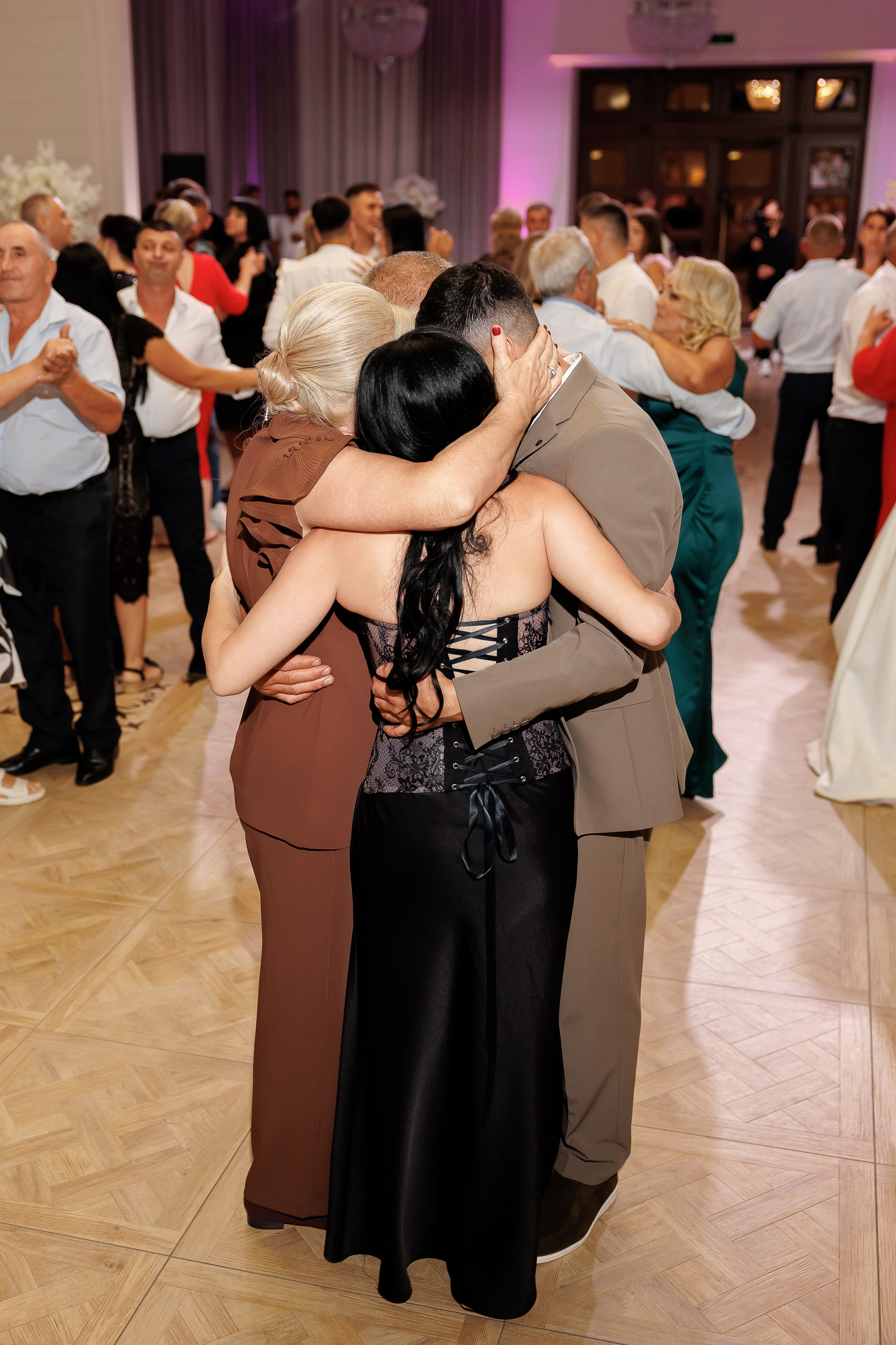 Eugen & Livia — Grand Elysee — Wedding Day. Servicii Foto și Video 067188353