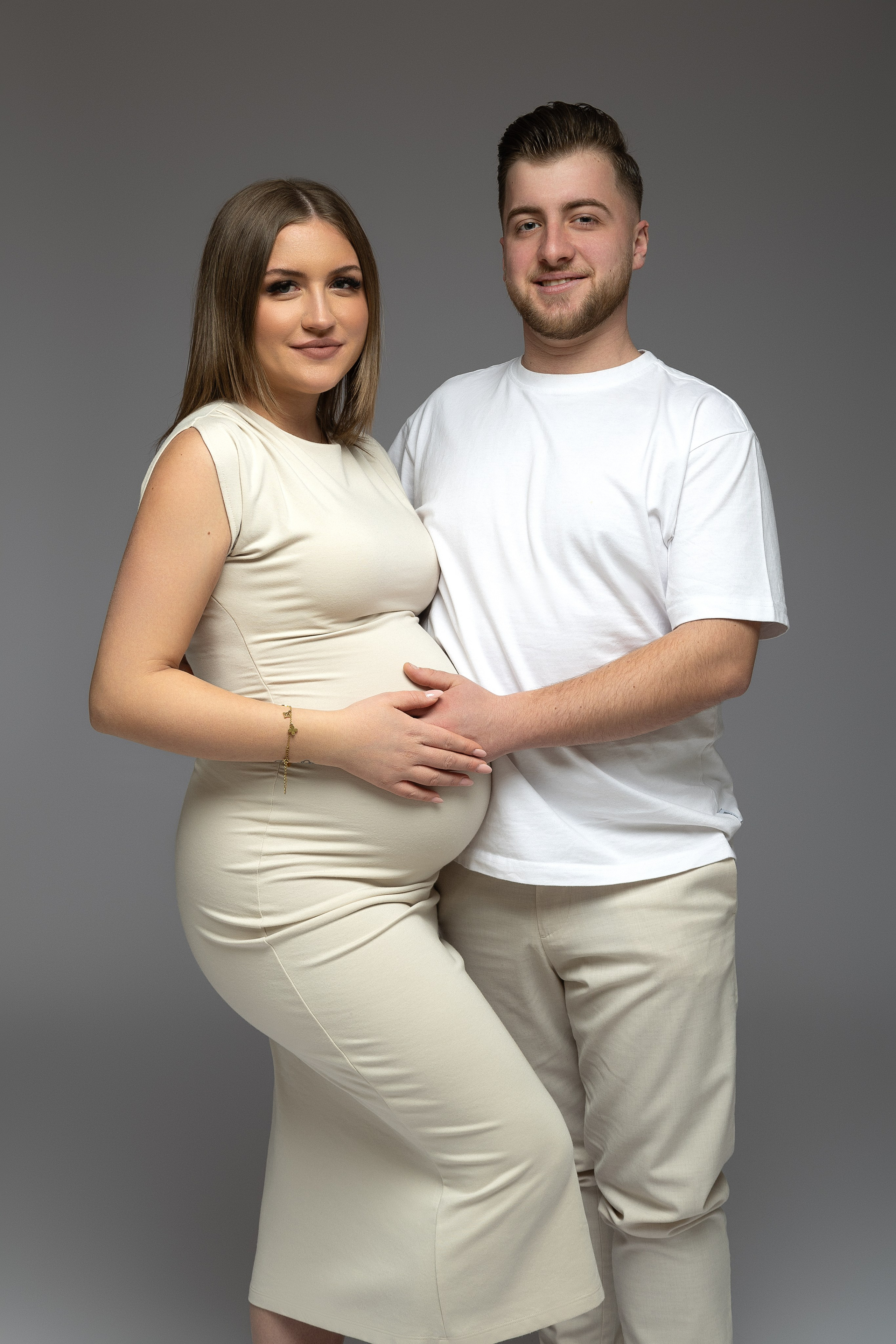 Celina hält ihren Bauch voller Liebe – natürliche Schwangerschaftsfotografie