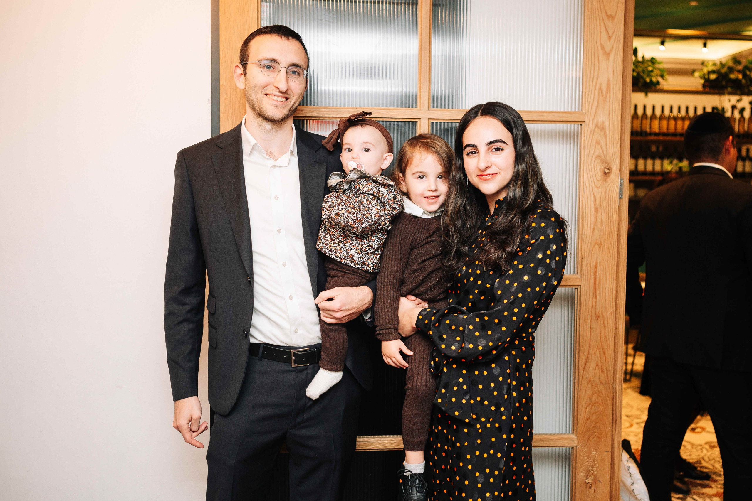 PARTY IN A RESTAURANT WITH THE WHOLE FAMILY. Https://shi-photo.com/