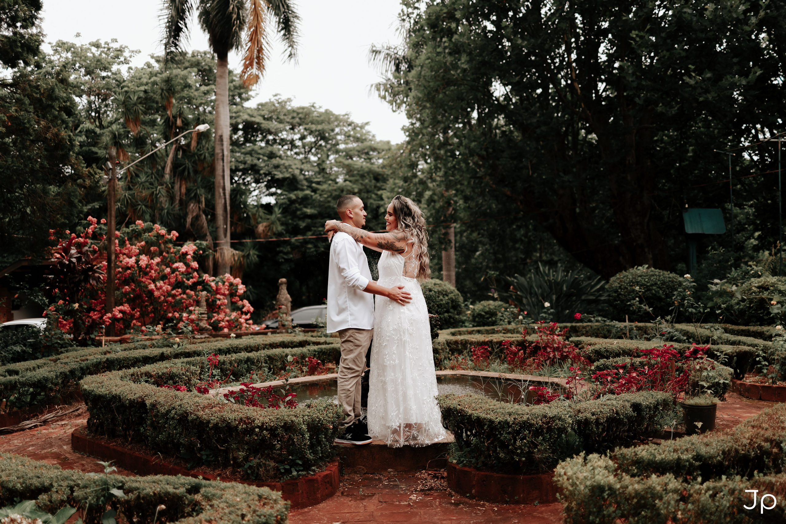 Casal se abraça no Castelo Furlani, registrado por fotógrafo em Pederneiras durante ensaio pré-wedding.