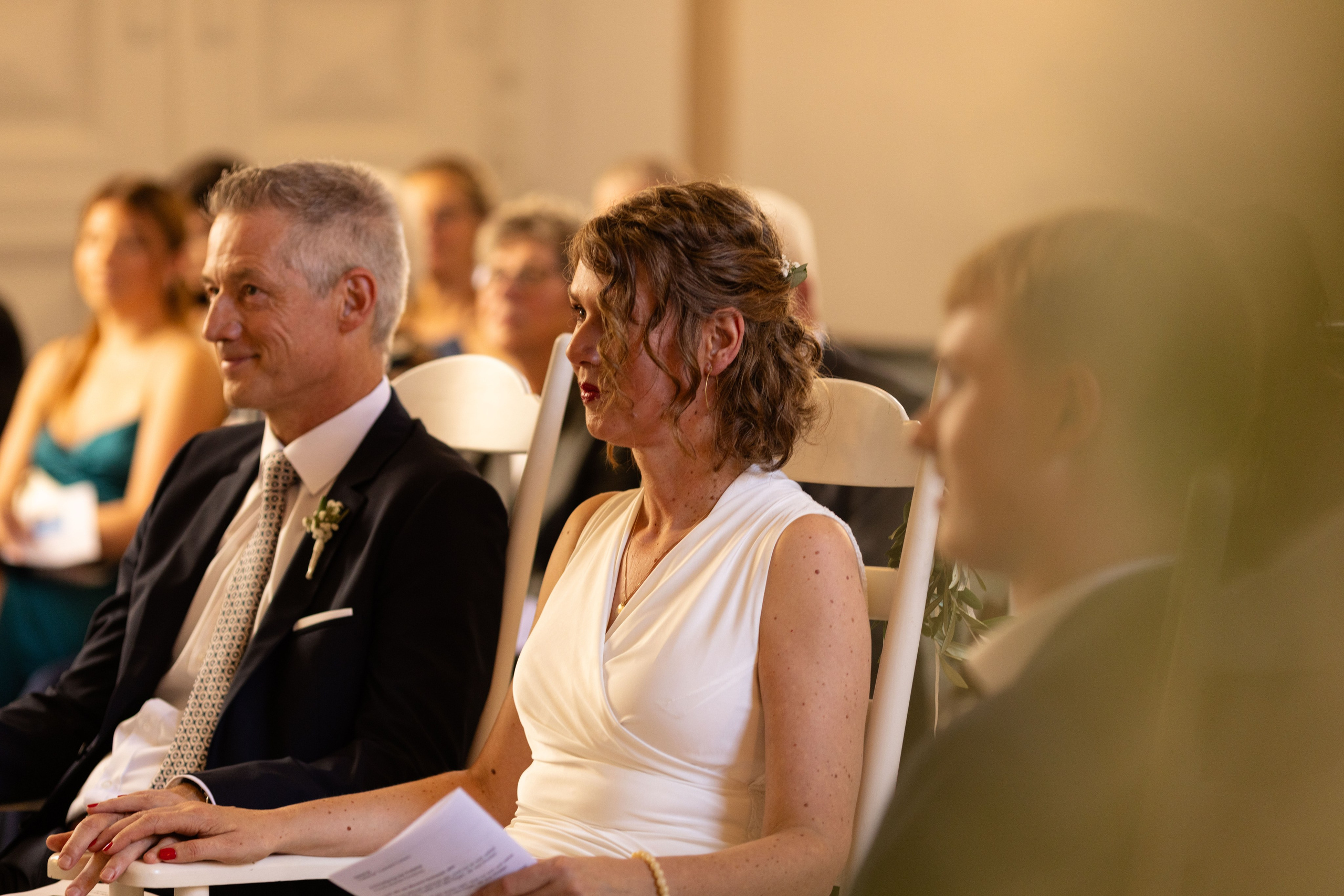 Musikerin spielt während der kirchlichen Hochzeit in Berge romantische Lieder