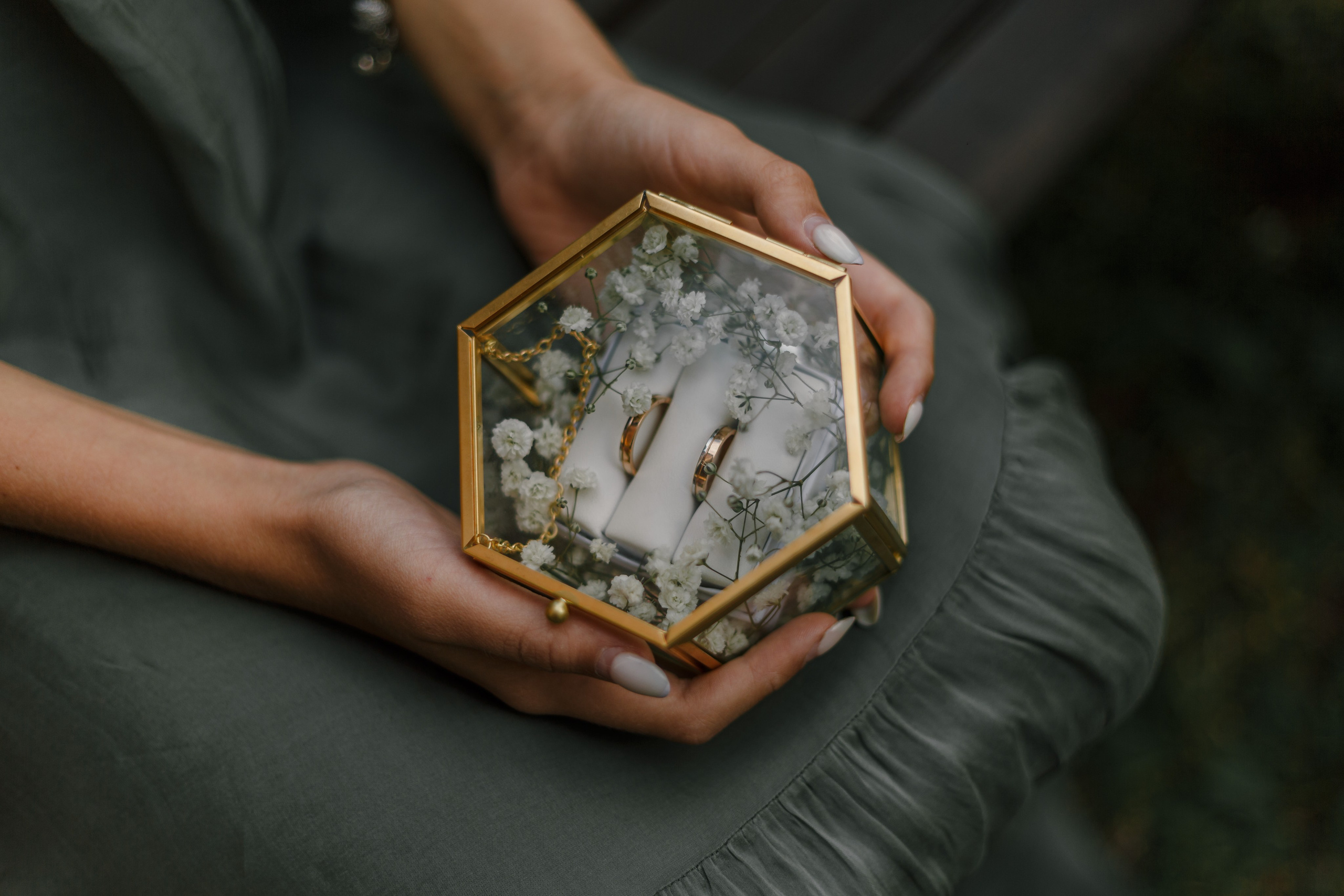 Novia y novio atrevidos con el telón de fondo de un auto viejo. Fotógrafo de retrato, familia y reportajes en Valencia | España | Europa Vitalii Lumier