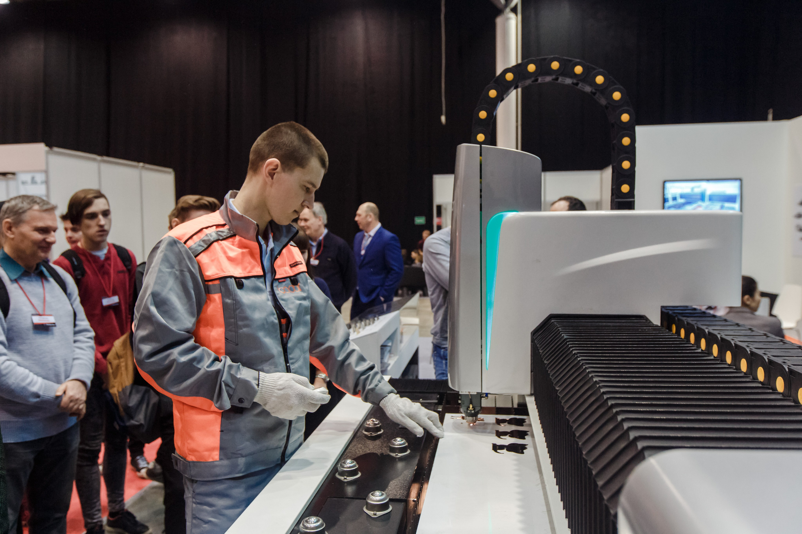 Exposición de Ingeniería Mecánica. Fotógrafo de retrato, familia y reportajes en Valencia | España | Europa Vitalii Lumier