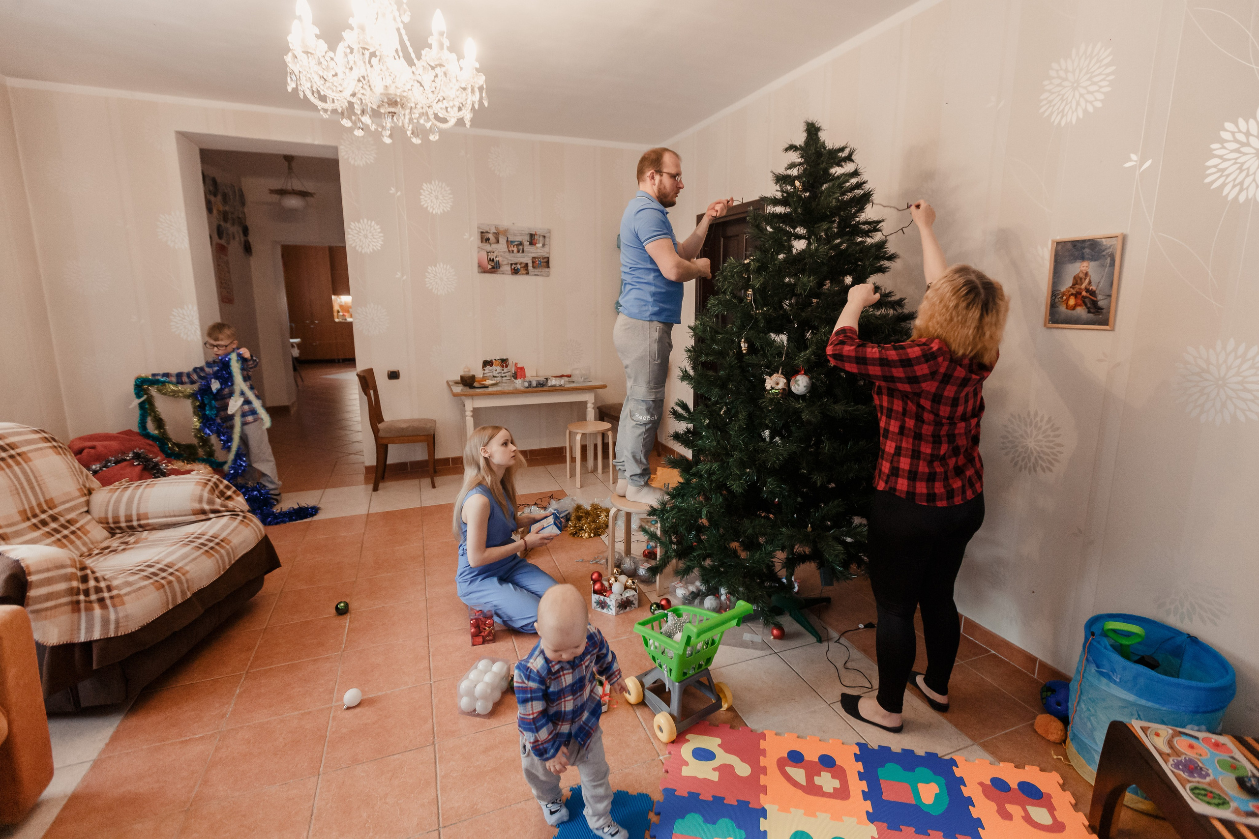 Preparándose para la Navidad. Fotógrafo de retrato, familia y reportajes en Valencia | España | Europa Vitalii Lumier