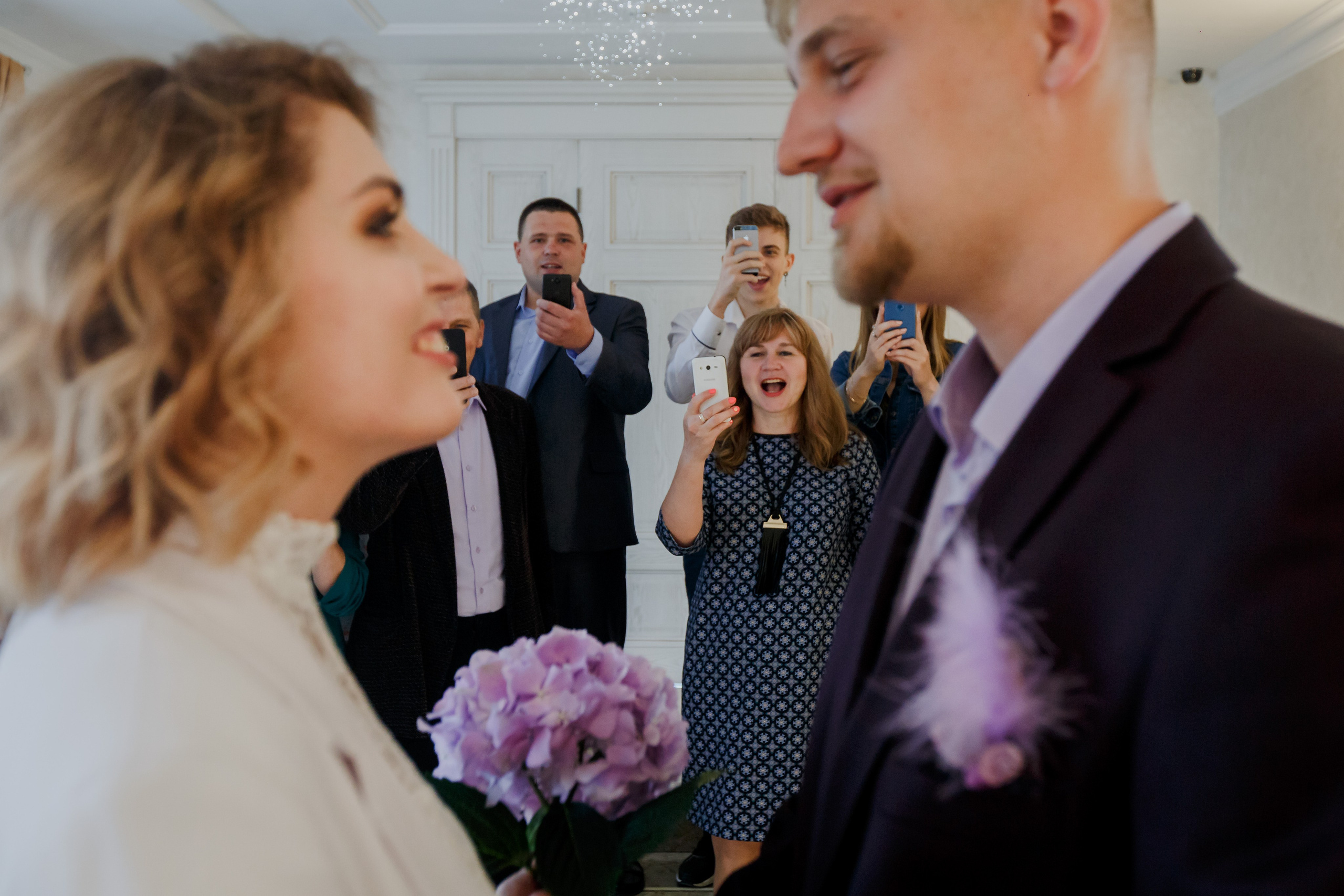 Valientes recién casados ​​comen hamburguesas con guantes negros. Fotógrafo de retrato, familia y reportajes en Valencia | España | Europa Vitalii Lumier