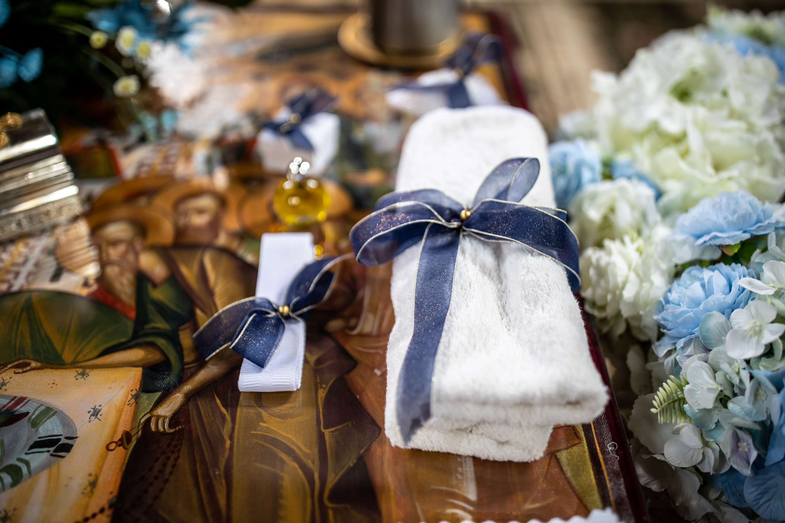 “Bebeluș botezat în biserică, ținut în brațe de nași”	•	“Detaliu cu lumânarea de botez decorată cu flori albe”	•	“Părinți emoționați alături de copilul lor la ceremonia de botez”	•	“Masa festivă de botez cu decor tematic și tort personalizat”	•	“Momentul în care preotul toarnă apă sfințită pe fruntea bebelușului”	“Bebeluș în rochie albă de botez, zâmbind în brațele mamei”	•	“Detaliu cu cruciulița de botez așezată pe o pernă de satin”	•	“Părinți și nași aprinzând lumânările în timpul ceremoniei de botez”	•	“Tort de botez decorat cu figurine tematice și numele copilului”	•	“Copil botezat dormind liniștit în pătuțul decorat festiv”	•	“Momentul în care preotul binecuvântează copilul în fața altarului”	•	“Invitați adunându-se în jurul mesei festive la petrecerea de botez”	•	“Bebeluș ținând în mână o jucărie personalizată primită la botez”	•	“Familie fericită pozând împreună după ceremonia de botez”	•	“Decor tematic cu baloane și flori la locația petrecerii de botez” fotograf Botoșani fotograf evenimente fotograf botez Alin Chirila fotograf alinofotostudio,- Preotul ținându-l pe micuțul Mathias Gabriel la botez, în biserica Înălțarea Domnului, Copălău  - Detalii de la botezul lui Mathias – lumânare, trusou și icoană  - Familia lui Mathias Gabriel alături de micuț, în ziua botezului  - Portret emoționant cu mama și bebelușul în brațe, în biserică,fotograf profesionist evenimente Botoșani, Iași, Suceava, Fălticeni, Bacău, Pașcani, Roman - AlinoFotoStudio by Alin Chirilă - servicii foto nuntă, botez, cununie, ședințe foto creative, albume personalizate, fotografii emoționante și calitative pentru cele mai importante momente din viață,fotograf nuntă Botoșani Alin Chirilă,  ședință foto botez Iași - AlinoFotoStudio,  servicii fotograf profesionist evenimente Suceava,  fotograf cununie civilă Fălticeni - Alin Chirilă,  album foto nuntă personalizat Bacău.“Bebeluș botezat în biserică, ținut în brațe de nași”	•	“Detaliu cu lumânarea de botez decorată cu flori albe”	•	“Părinți emoționați alături de copilul lor la ceremonia de botez”	•	“Masa festivă de botez cu decor tematic și tort personalizat”	•	“Momentul în care preotul toarnă apă sfințită pe fruntea bebelușului”	“Bebeluș în rochie albă de botez, zâmbind în brațele mamei”	•	“Detaliu cu cruciulița de botez așezată pe o pernă de satin”	•	“Părinți și nași aprinzând lumânările în timpul ceremoniei de botez”	•	“Tort de botez decorat cu figurine tematice și numele copilului”	•	“Copil botezat dormind liniștit în pătuțul decorat festiv”	•	“Momentul în care preotul binecuvântează copilul în fața altarului”	•	“Invitați adunându-se în jurul mesei festive la petrecerea de botez”	•	“Bebeluș ținând în mână o jucărie personalizată primită la botez”	•	“Familie fericită pozând împreună după ceremonia de botez”	•	“Decor tematic cu baloane și flori la locația petrecerii de botez” fotograf Botoșani fotograf evenimente fotograf botez Alin Chirila fotograf alinofotostudio.fotograf botez Amelis Maria, fotografie botez Botoșani, fotograf Alin Chirilă, amintiri botez, fotografii botez, botez Amelis Maria, fotograf copii, fotografie botez în Botoșani,