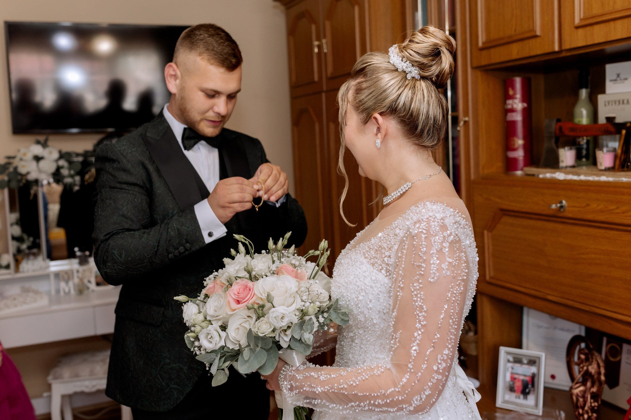 * fotograf stare civilă Siret* fotograf Bucovina* fotograf nuntă Suceava* fotograf Iași Botoșani* stare civilă tradițională* ie românească nuntă* AlinoFotoStudio* fotograf Andrei și Andreea- Alin Chirilă fotograf – stare civilă Siret, Suceava, Andrei și Andreea în ie tradițională, poveste spusă prin fotografiefotograf stare civilă Siret Suceava Alin Chirilă – miri îmbrăcați în costum tradițional bucovineanAlin Chirilă fotograf nuntă Siret Suceava – stare civilă autentică în Bucovina, emoții realefotograf Siret Suceava Alin Chirilă – Andrei și Andreea la starea civilă în ie tradiționalăstare civilă Siret fotograf Alin Chirilă – cadre naturale cu miri în costum popular din Bucovinafotograf nuntă Siret Suceava Alin Chirilă – povestitor prin fotografie, moment emoționant la starea civilăAlin Chirilă fotograf stare civilă Siret – iubire autentică surprinsă în stil documentarfotograf Bucovina Siret Alin Chirilă – stare civilă în ie tradițională, cadre pline de emoțieAlin Chirilă fotograf Suceava – Andrei și Andreea spun DA la starea civilă în Siretfotograf stare civilă Suceava Siret Alin Chirilă – poveste de iubire în stil tradițional românesc - Alin Chirilă fotograf profesionist, AlinoFotoStudio, fotograf evenimente Siret, Suceava County, Iași, Bacău County, Botoșani, Neamț County, fotograf nunți, botezuri, cununii civile, portrete și momente autentice surprinse elegant.- Alin Chirilă surprinde momente elegante de nuntă și evenimente speciale prin AlinoFotoStudio, fotograf disponibil în Siret, Suceava County, Iași, Bacău County, Botoșani și Neamț County, specializat în nunți, botezuri și cununii civile. - Alin Chirilă fotograf profesionist, AlinoFotoStudio, fotograf nuntă și evenimente în Siret, Suceava, Iași, Bacău, Botoșani și Piatra Neamț, fotograf nunți, botezuri, cununie civilă, ședințe foto, trash the dress, logodnă, familie, portrete și fotografii autentice. - AlinoFotoStudio by Alin Chirilă, fotograf evenimente premium în Suceava County, Iași County, Bacău County, Botoșani County și Neamț County, fotograf de familie, fotograf ceremonii religioase, petreceri și momente emoționante. - Alin Chirilă fotograf, povestitor prin fotografie, servicii foto profesionale pentru mireasă, mire, pregătiri nuntă, biserică, restaurant, valsul mirilor, tradiții românești și amintiri de neuitat în Moldova.