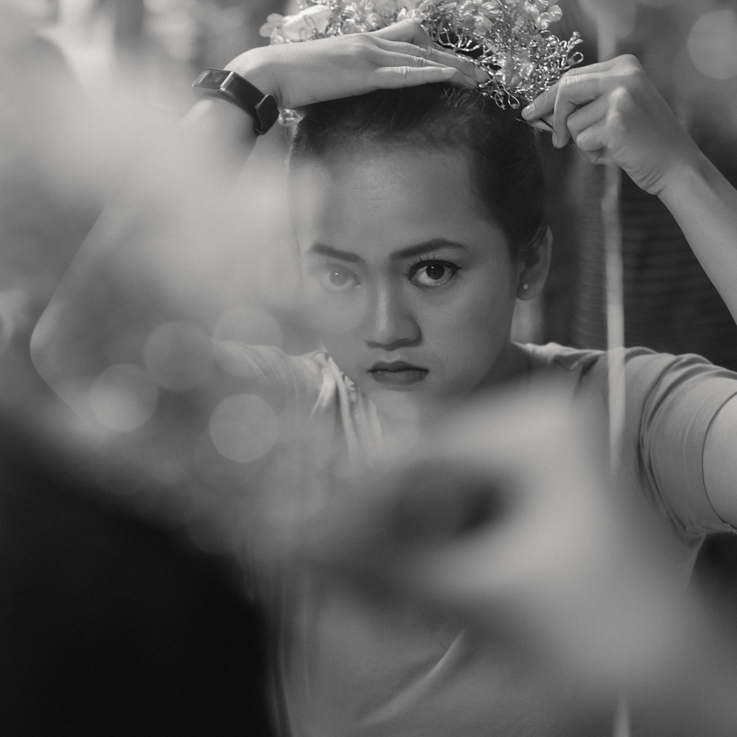 Vorbereitungen zum traditionellen indonesischen Tanz Legong. Schwarz-weiß Fotografie in Münster. Fotografin Viktoria Roschen