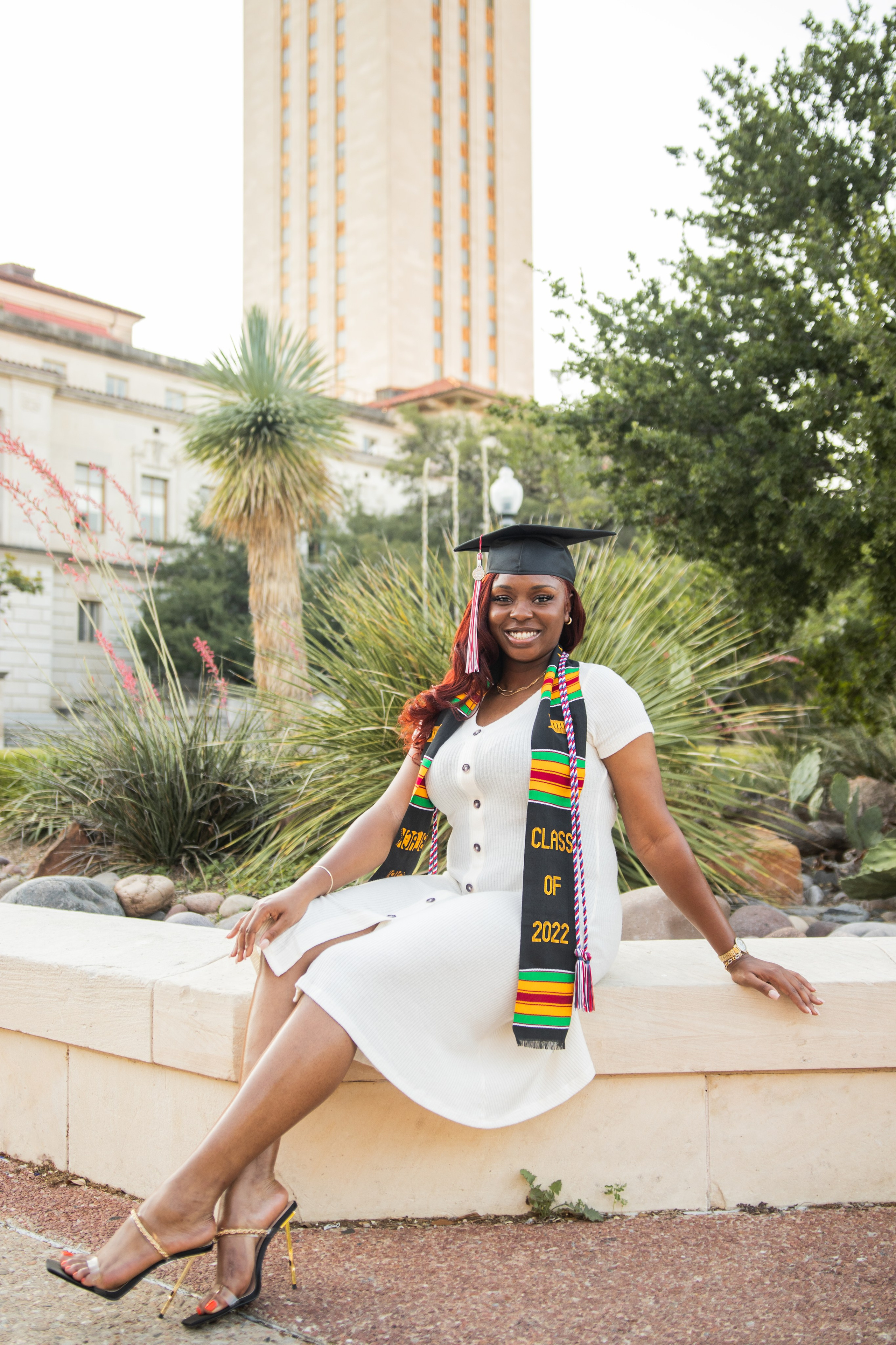 Tiondra’s campus senior photoshoot at UT Austin