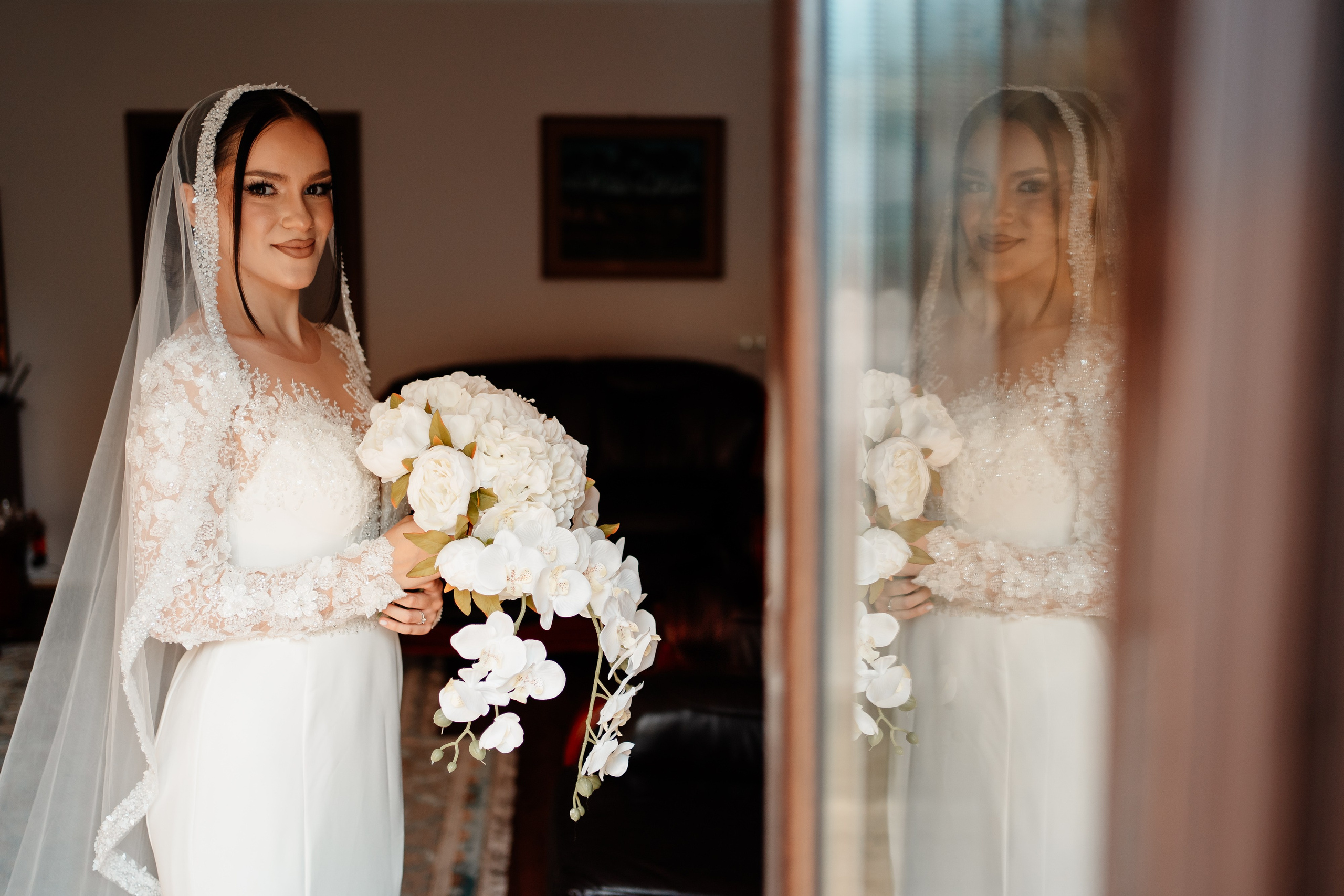 Moment emoționant între miri în ziua nunții, surprins într-un cadru natural și romantic, la Reina Events. Fotografie de nuntă profesională, editată artistic pentru a evidenția emoția și eleganța evenimentului.