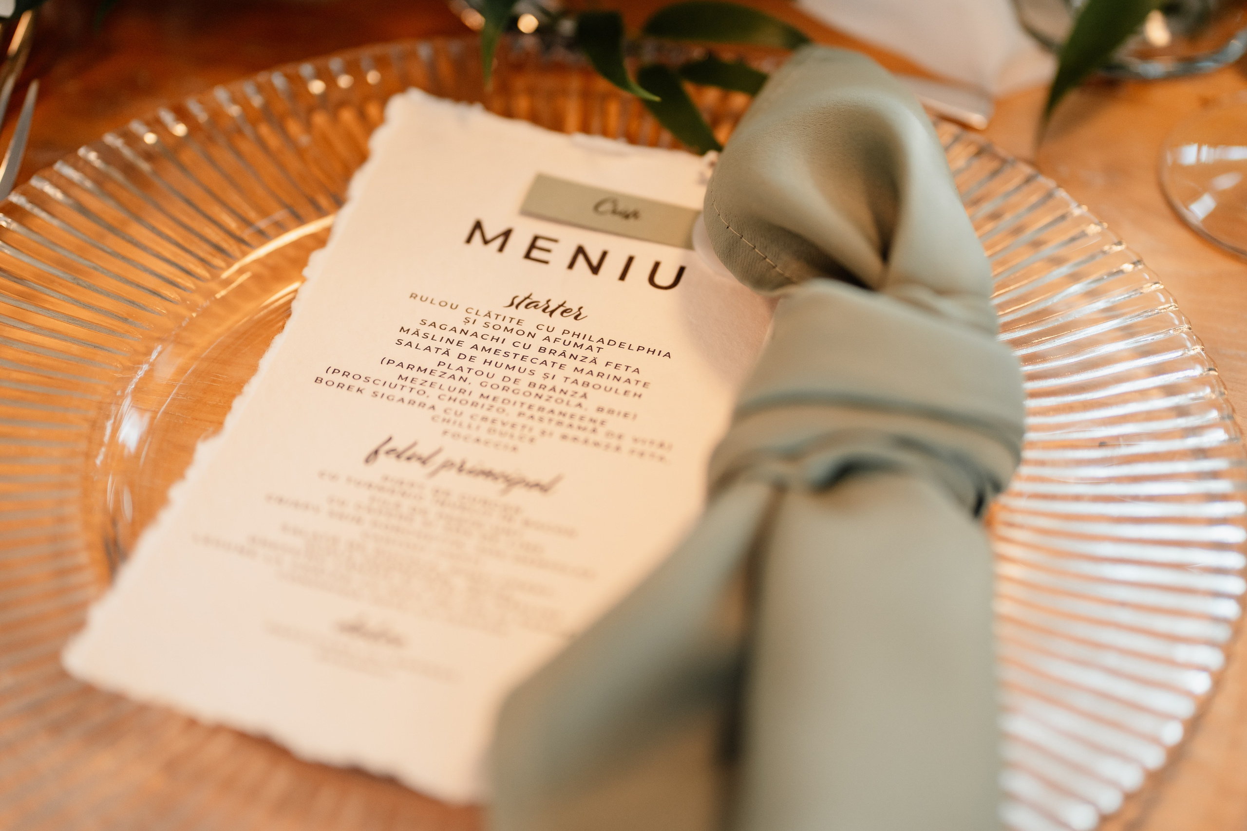 Moment emoționant între miri în ziua nunții, surprins într-un cadru natural și romantic, la Bokka Buftea. Fotografie de nuntă profesională, editată artistic pentru a evidenția emoția și eleganța evenimentului.