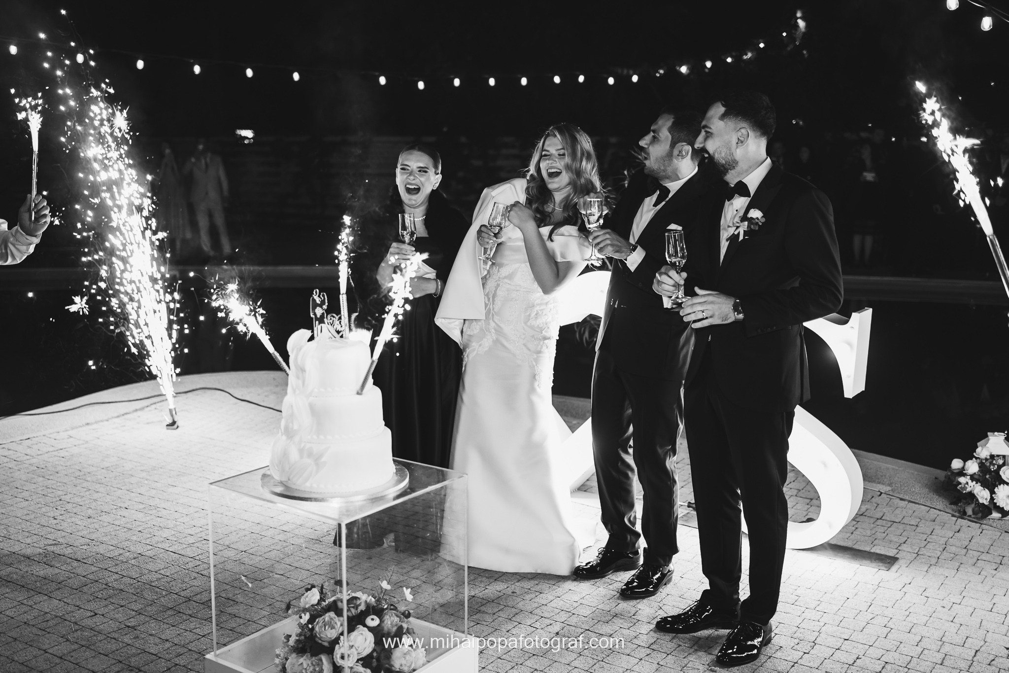 Moment emoționant între miri în ziua nunții, surprins într-un cadru natural și romantic, la Daimon Events. Fotografie de nuntă profesională, editată artistic pentru a evidenția emoția și eleganța evenimentului.