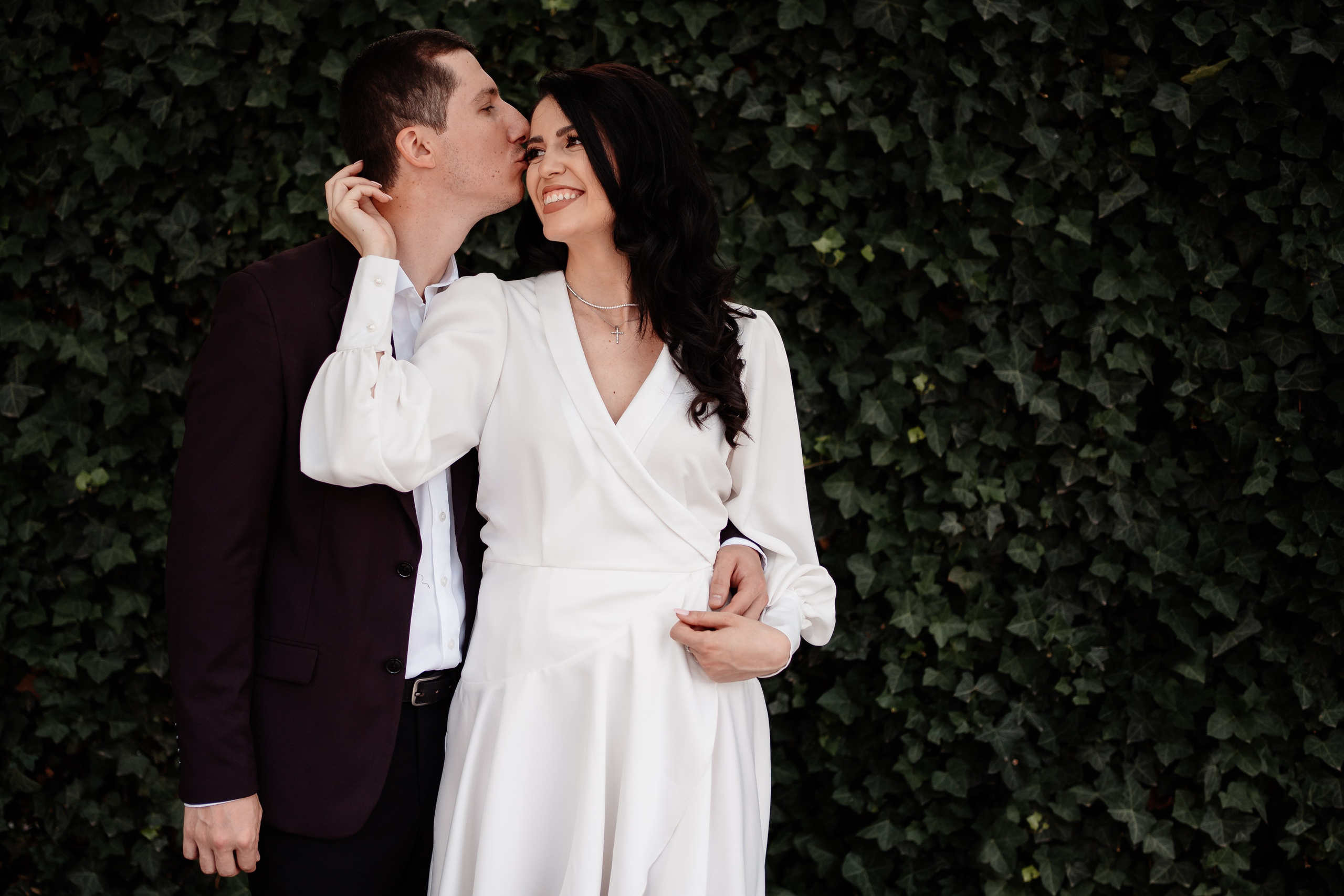 Miri fericiți în fața oficiului stării civile din Bucuresti, Sector 3, celebrând începutul unei noi vieți împreună. Fotografie de cununie civilă, capturând naturalețea și bucuria momentului special.