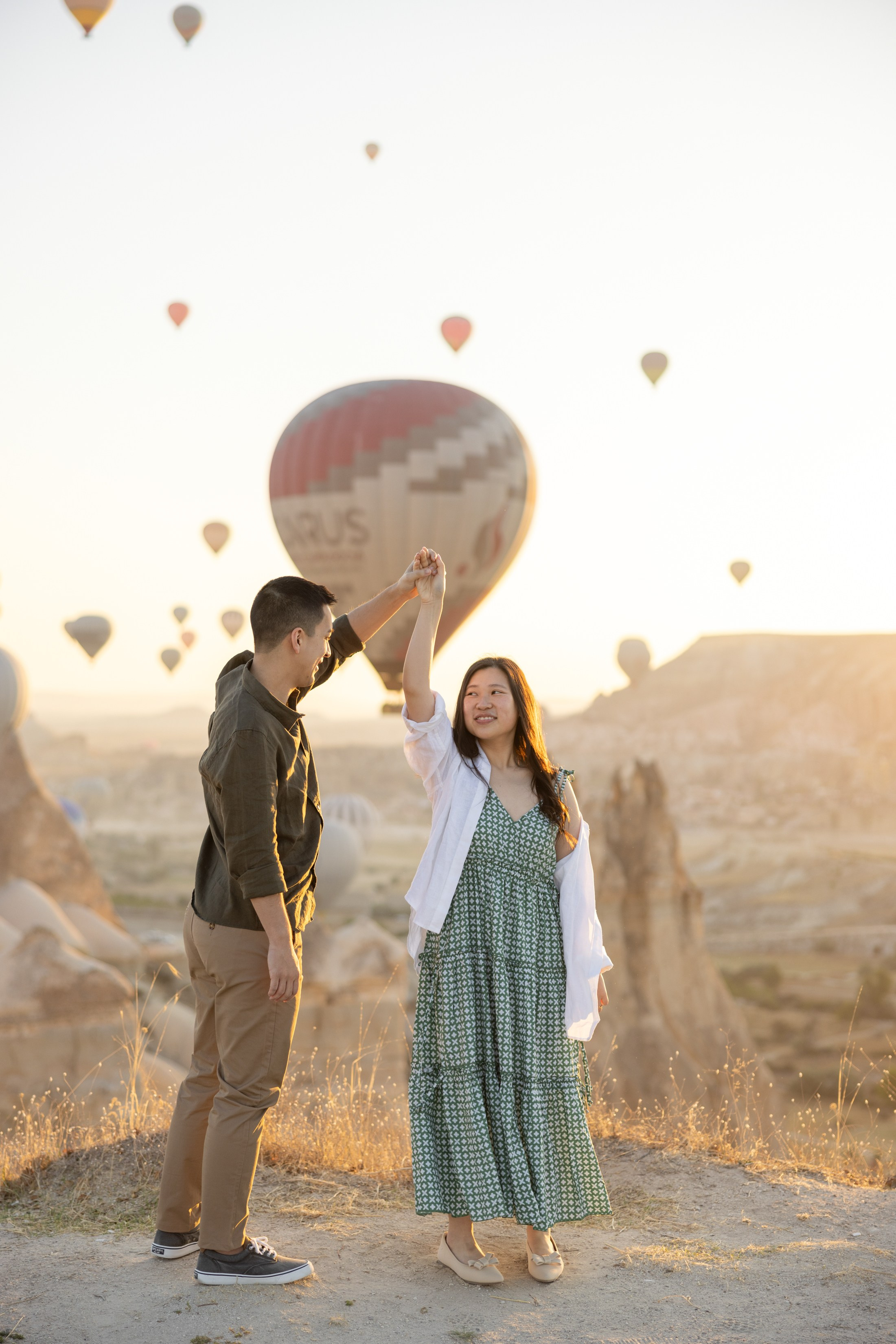 Romantic Love Story Photoshoot with Hot Air Balloons in Cappadocia. Julia Ganch I Fashion Wedding Photography I Cappadocia Turkey