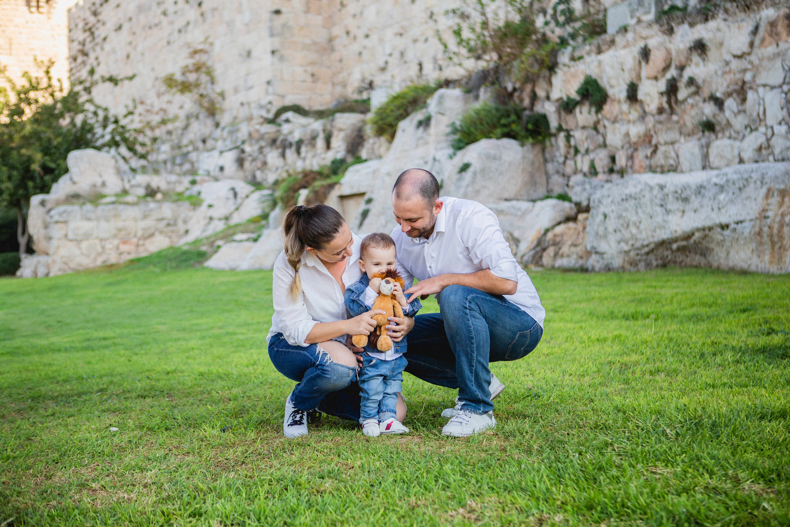 AT THE WALLS OF THE OLD CITY. PHOTOGRAPHER IN ISRAEL