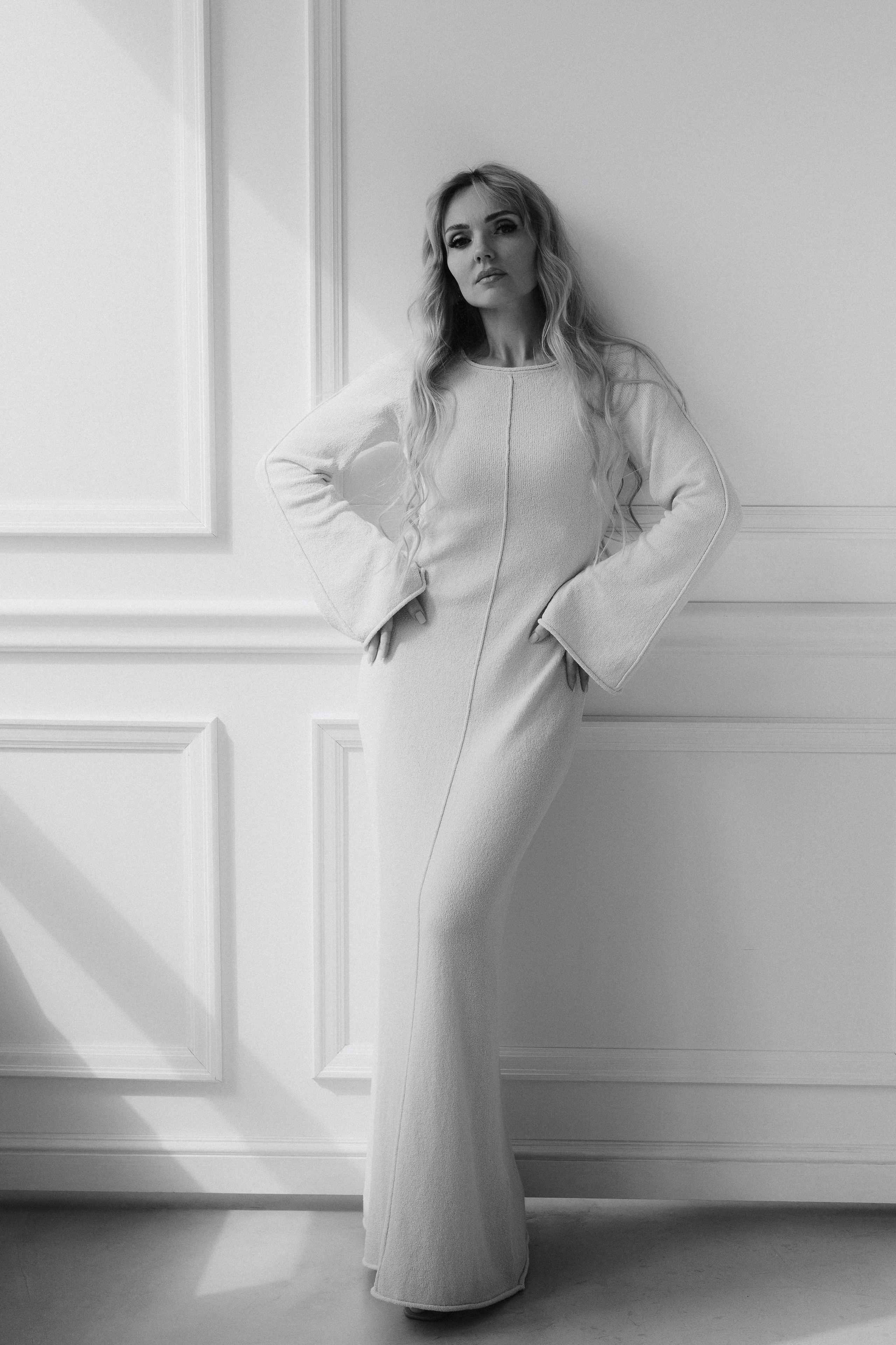 Full-length black and white portrait of a woman wearing a long white dress, editorial portrait photography with natural light. Ростовой чёрно-белый портрет девушки в длинном светлом платье, атмосферная портретная съёмка.