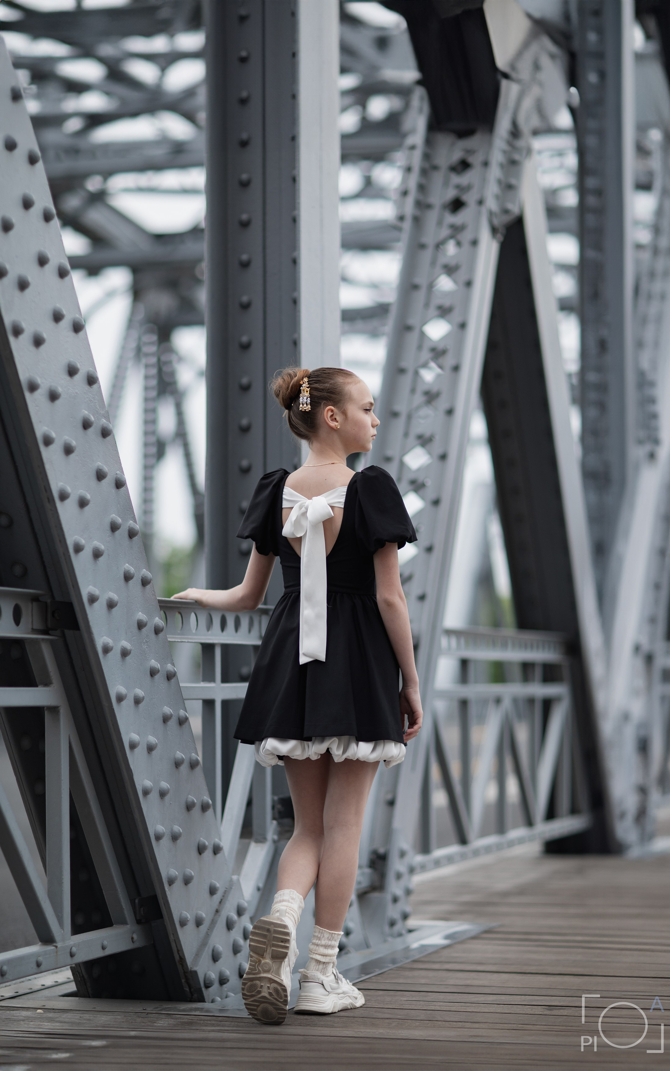 Фотосессия в Шанхае для девочки 11 лет, в черном платье на мосту Garden