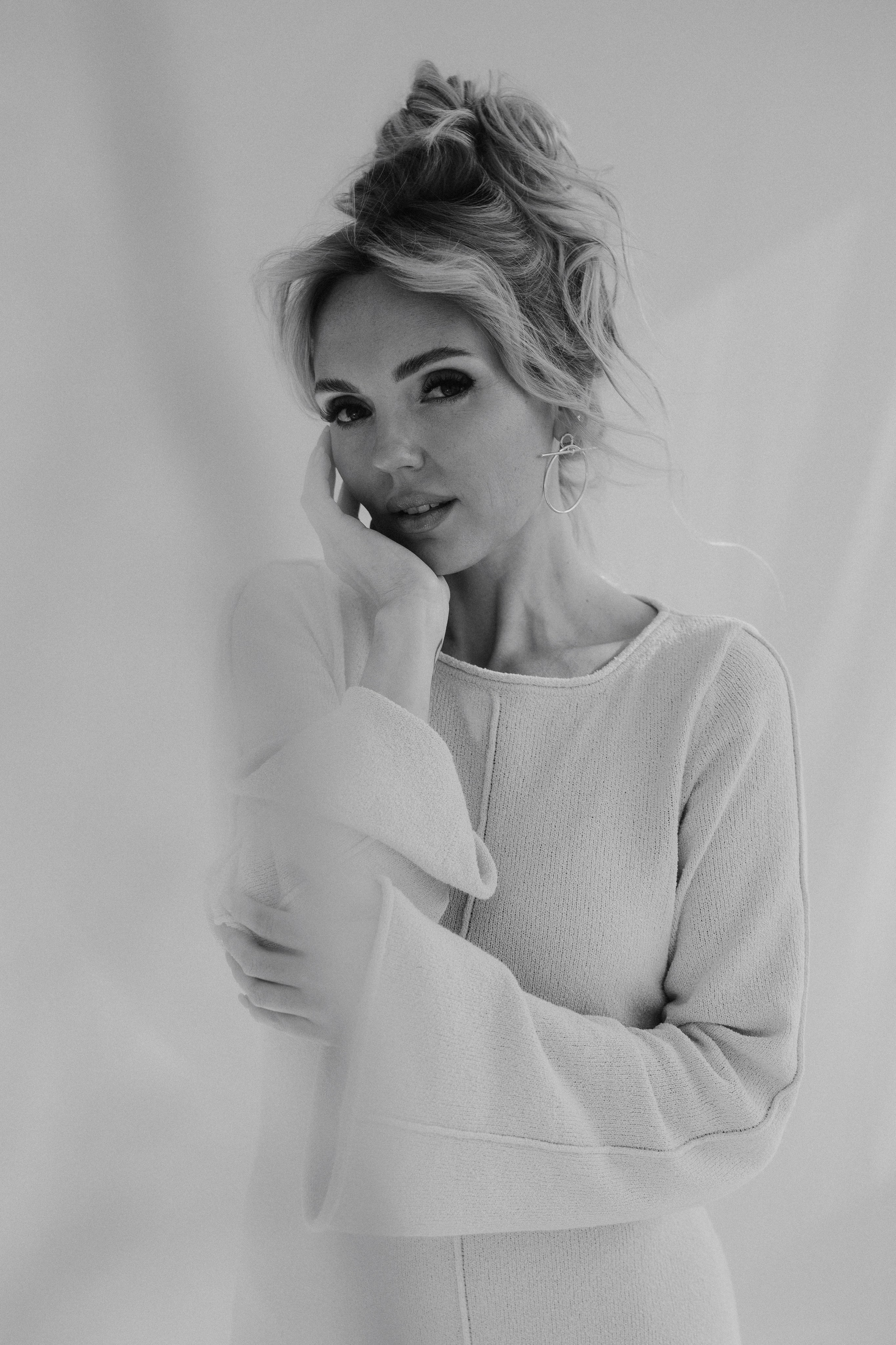 Intimate black and white portrait focused on softness, emotion and natural beauty, Germany, Leipzig Интимный чёрно-белый портрет с акцентом на мягкость, эмоцию и естественную красоту.