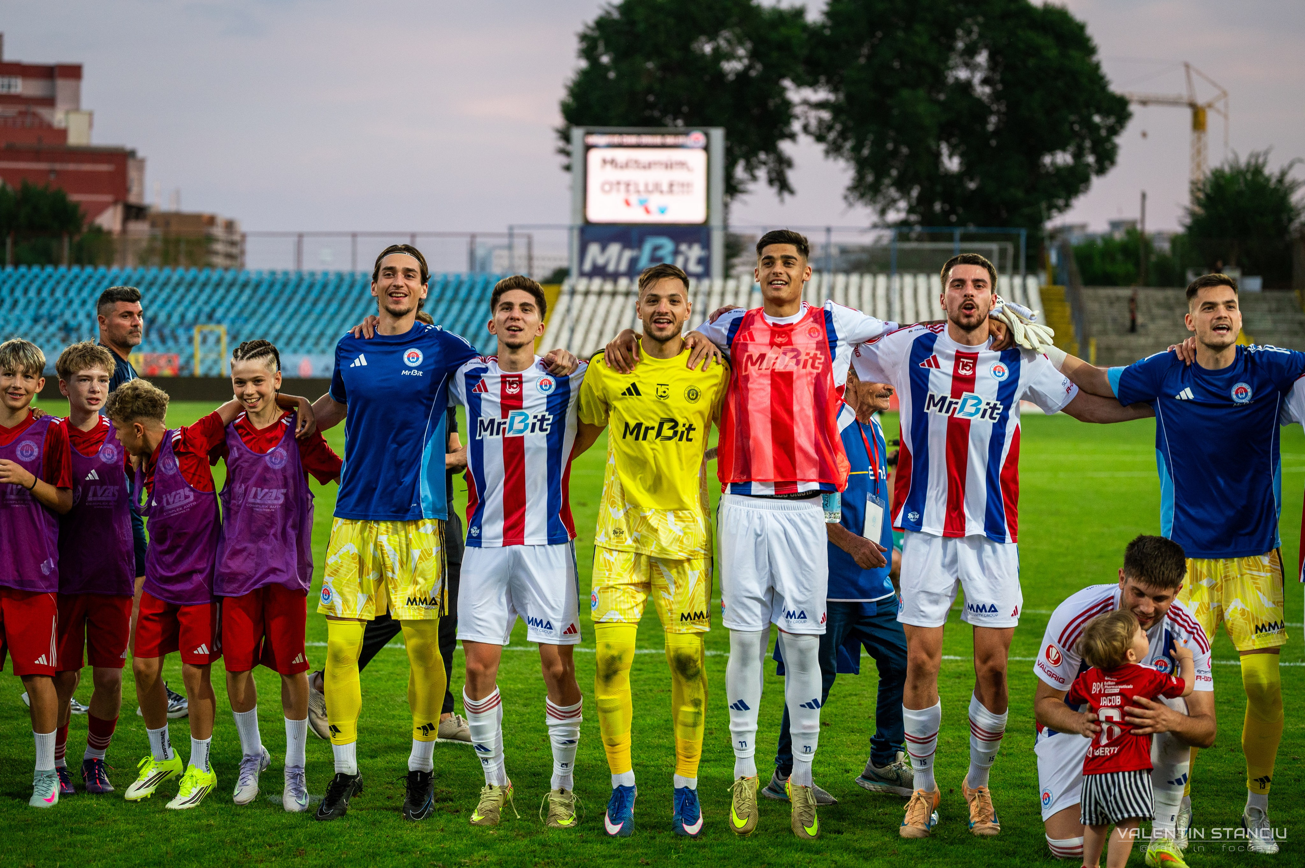 Otelul Galati — CFR Cluj. Fotograf de Sport, Portret, Produs, Corporate, Cultural și Evenimente în Galați | Valentin Stanciu