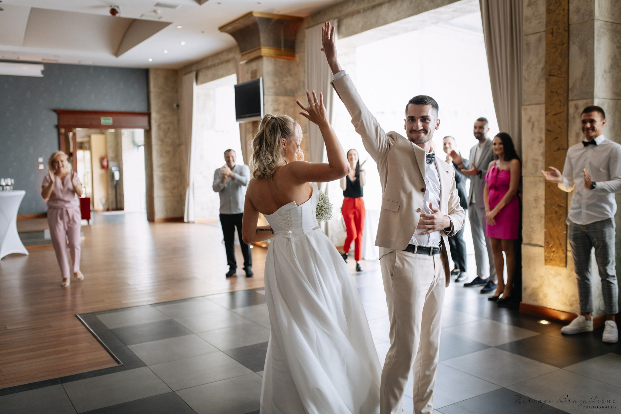 Vestuvinė fotosesija Kaune, Vienybės aikštėje, prie Lietuvos banko