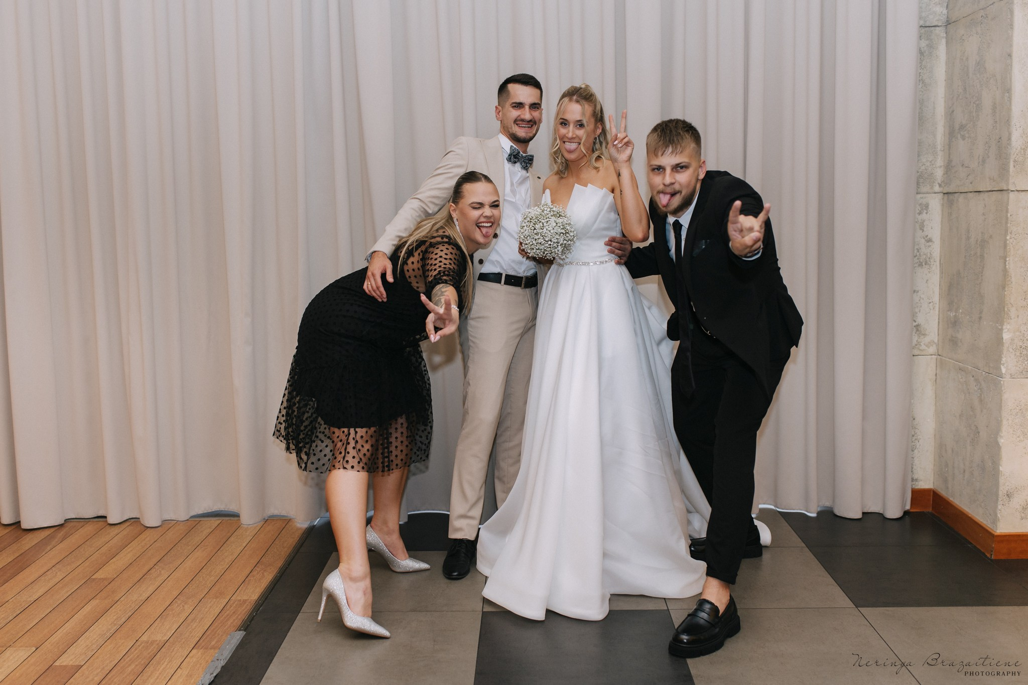 Vestuvinė fotosesija Kaune, Vienybės aikštėje, prie Lietuvos banko