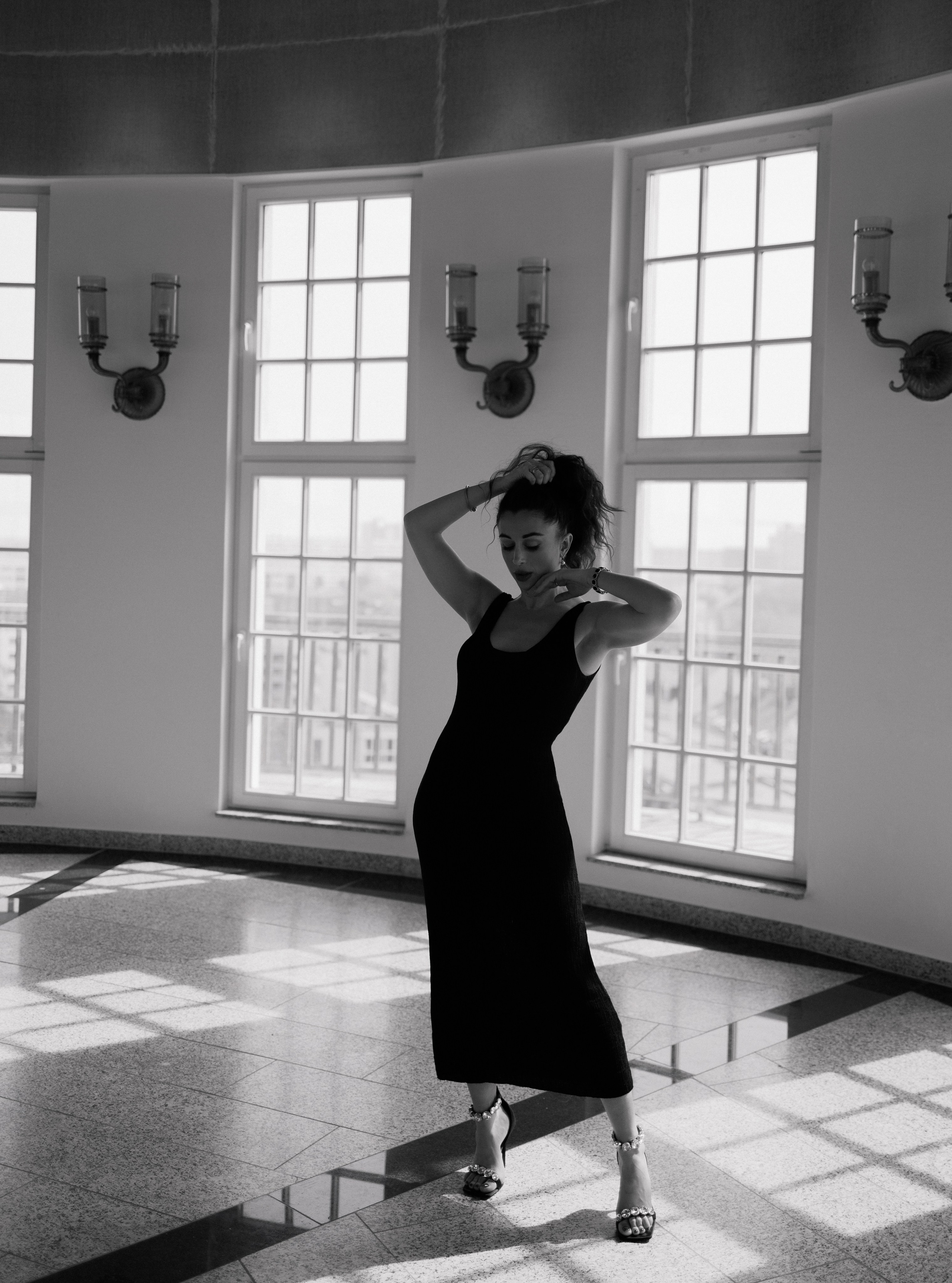 Elegant City Portrait in Leipzig. Woman in Black Dress&Hat timeless Urban Photography by Kristina Kozheltsova. Kristina Kozheltsova- Soulful Portrait&Lifestyle&Love Story Photographer in Leipzig, Germany