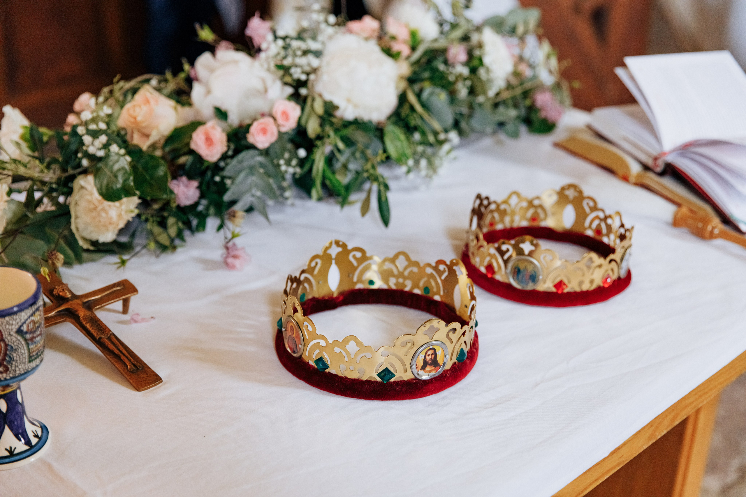 Goldene Kronen für das Brautpaar auf dem Altar für die Hochzeitszeremonie.