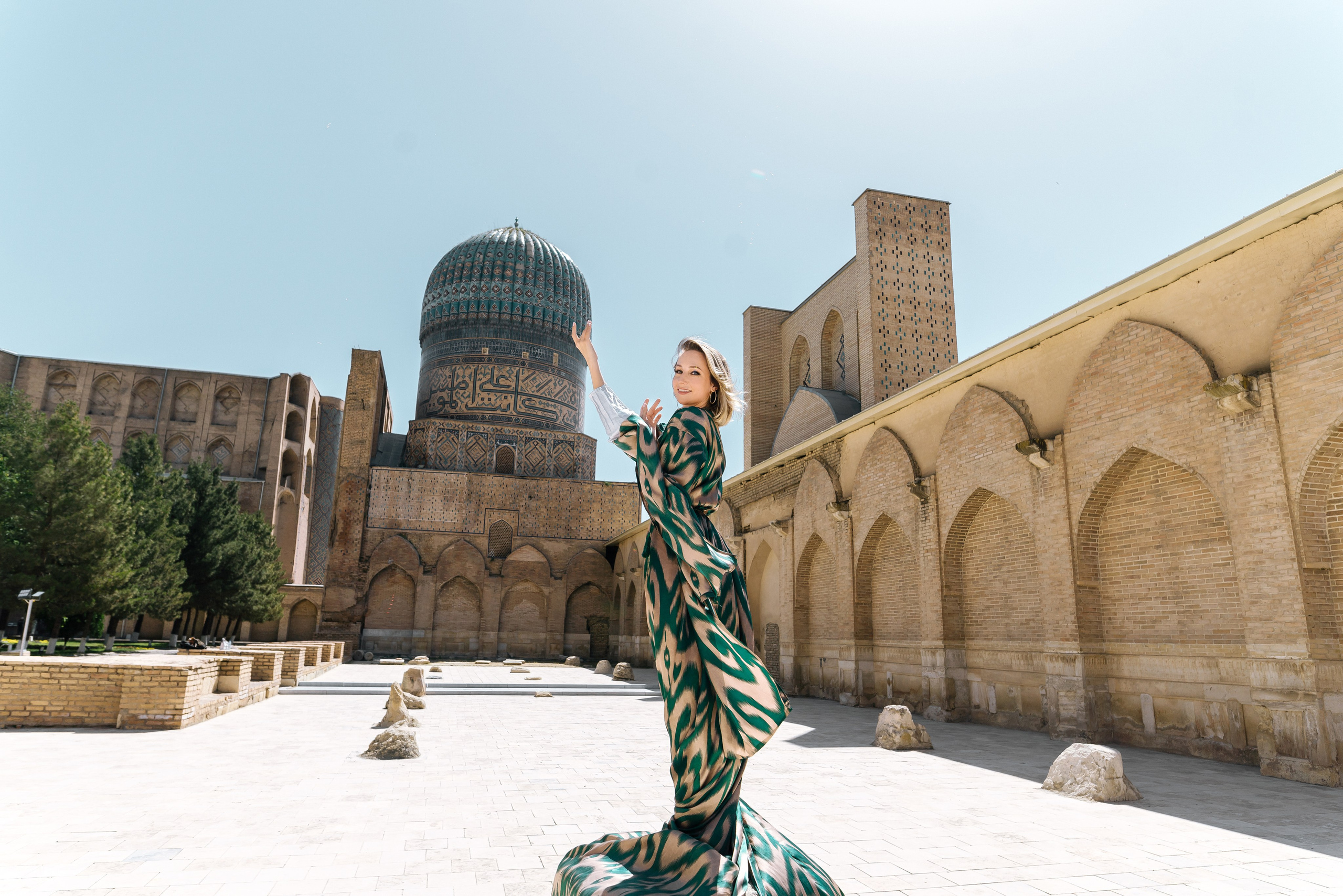 A long dress for a photo shoot. Photographer in Uzbekistan and Samarkand Djasur Marupov