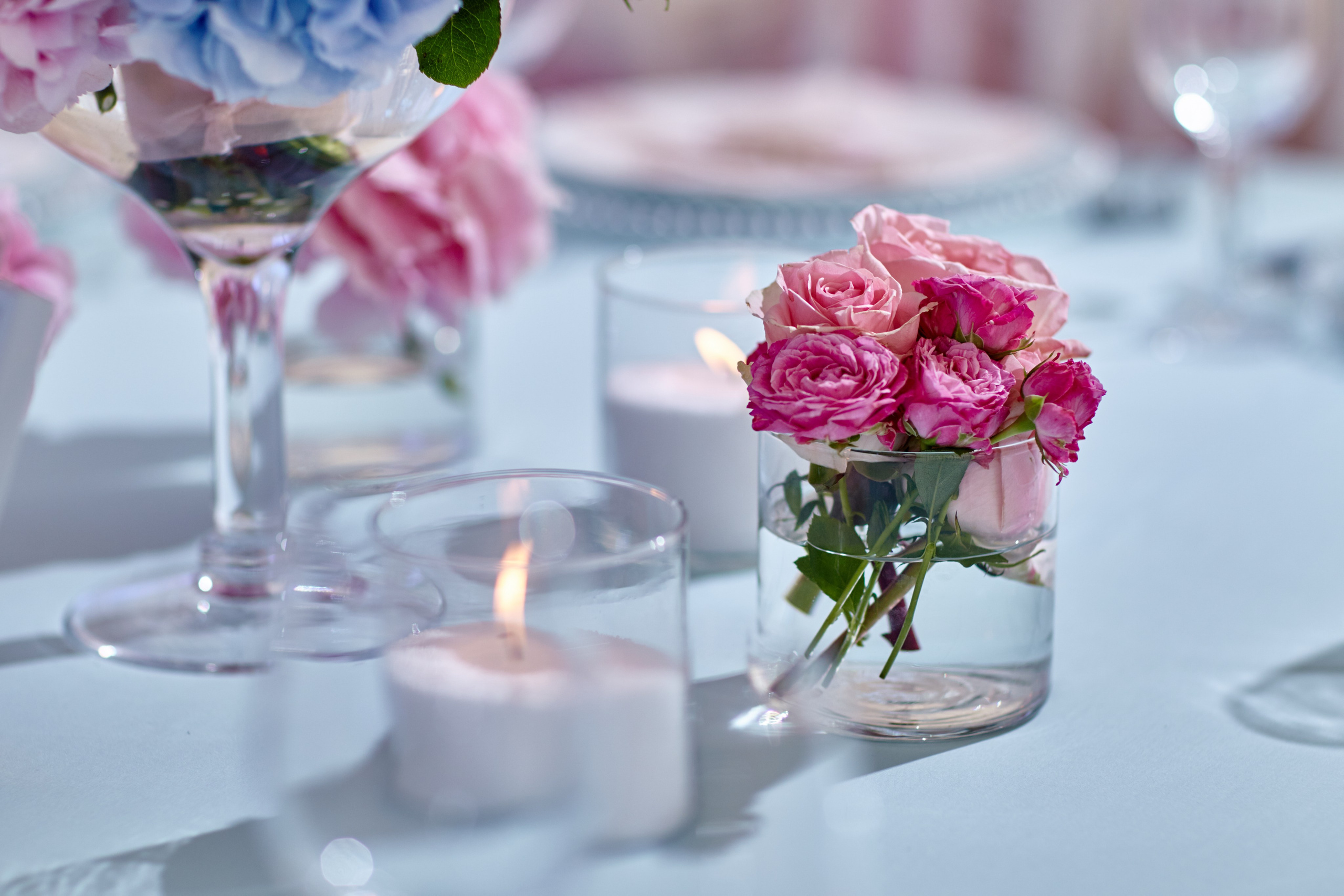 Petit bouquet de roses et bougie pour décoration de table de mariage romantique à Auxerre