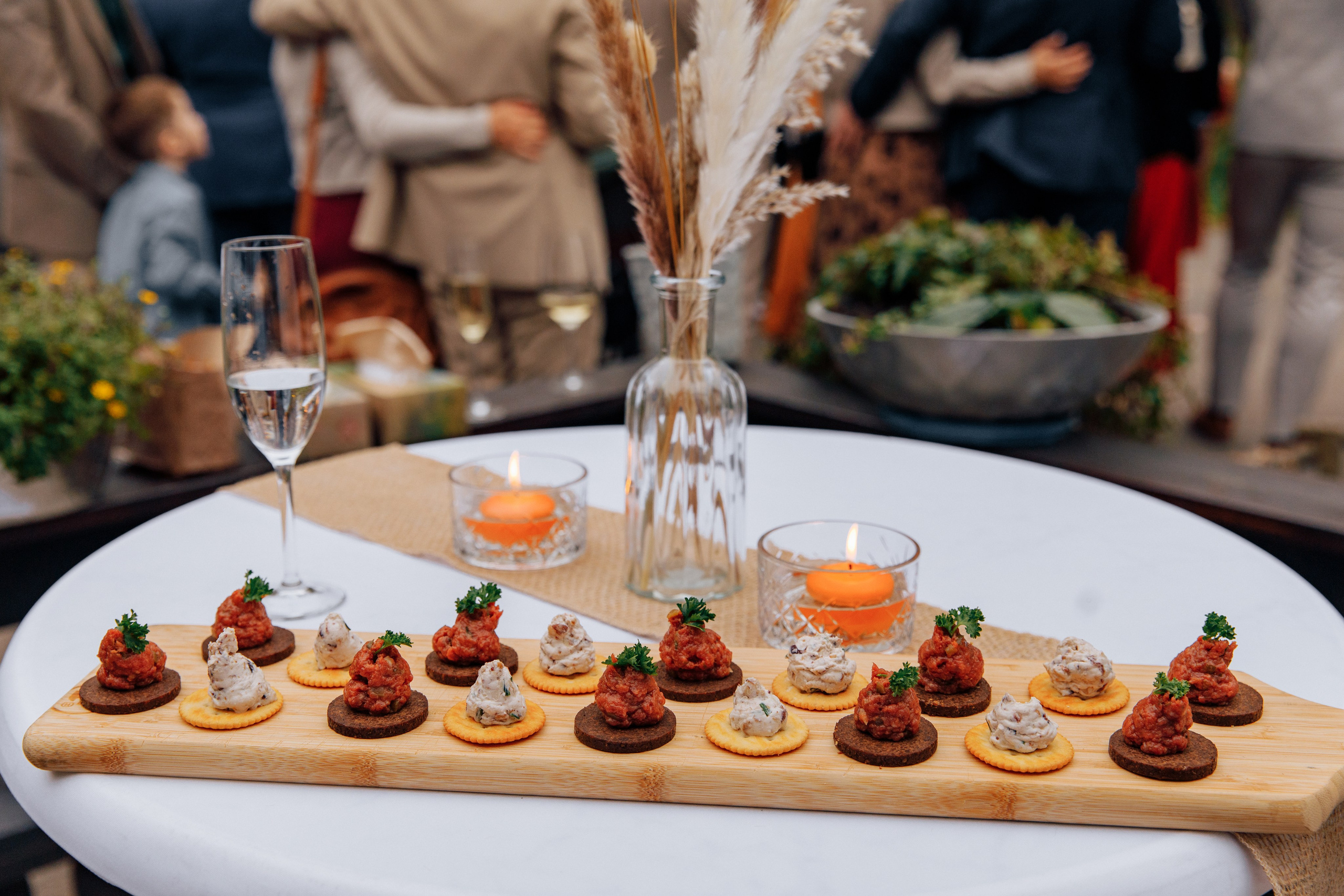Appetitliche Häppchen bei einem Sektempfang im Freien