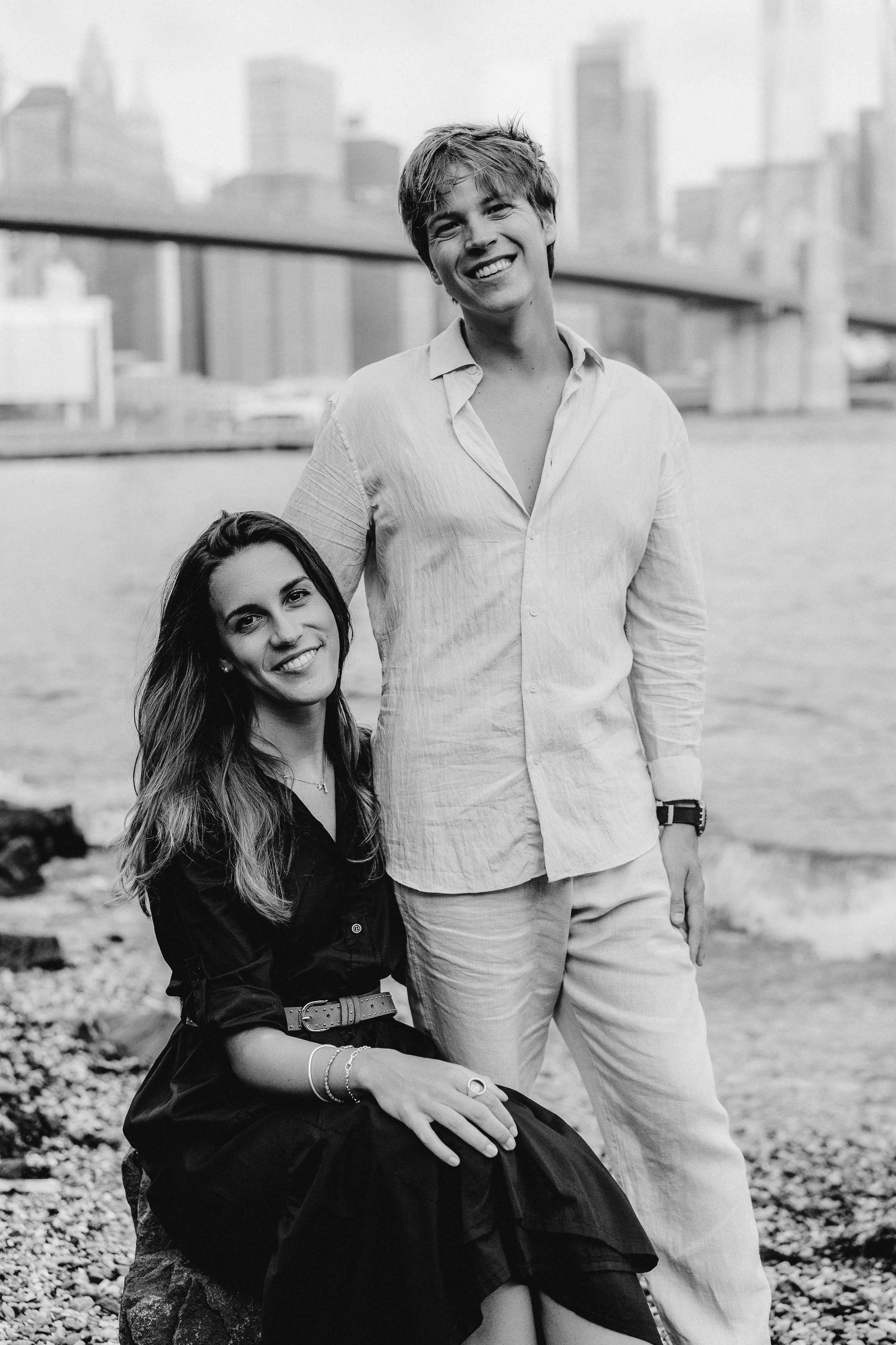 Couple in Dumbo and on the Brooklyn Bridge. Videographer and photographer in New York // MAKAROV.VIDEO
