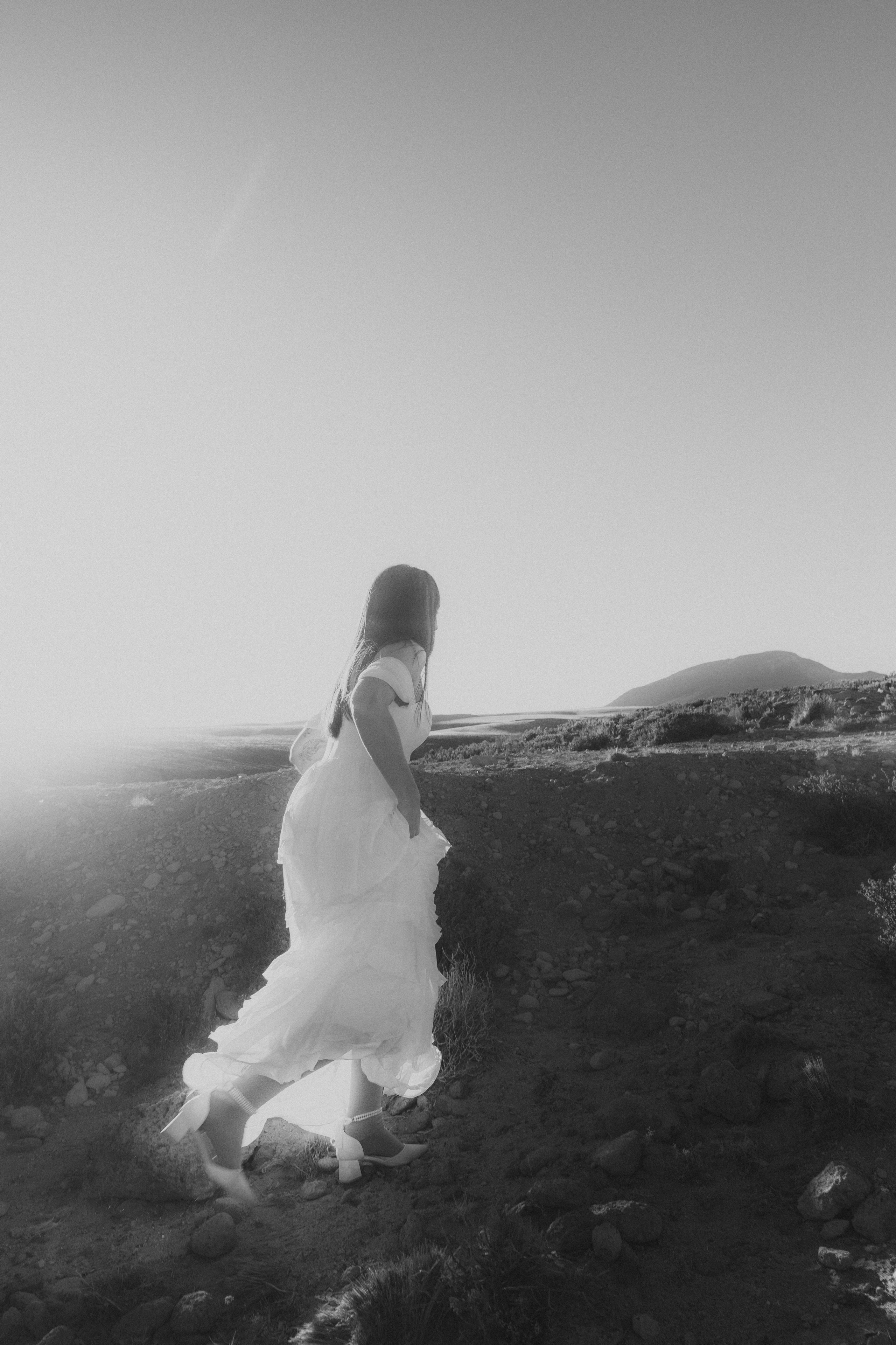 Pre-wedding no mirante do vulcão Licancabur. Photographer in San Pedro de Atacama