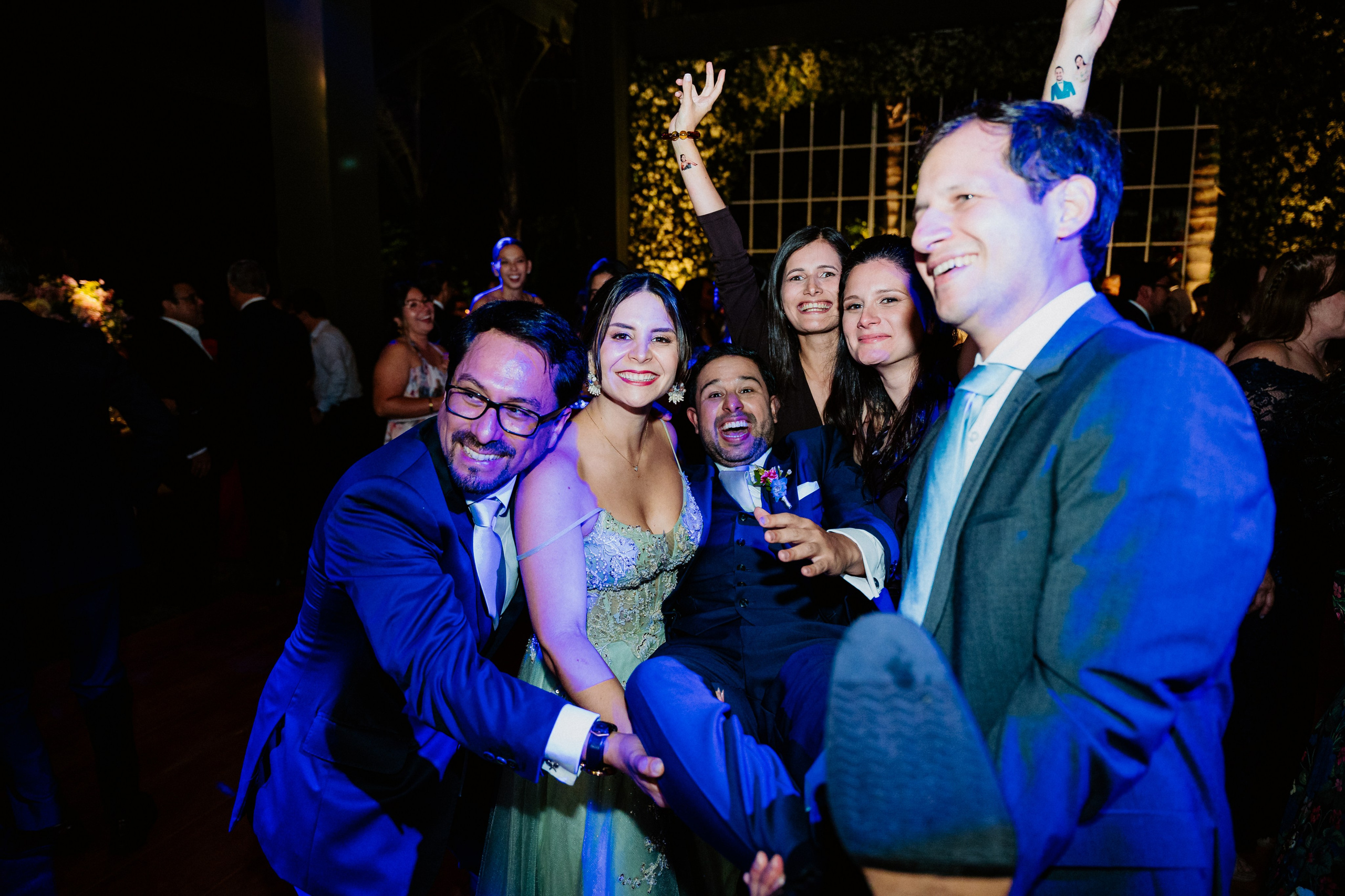 Un vistazo a la fiesta. Fotógrafo de Bodas en Lima | Ronhy Altamirano. Fotografía narrativa y cinematográfica para bodas, quinceañeras y eventos exclusivos