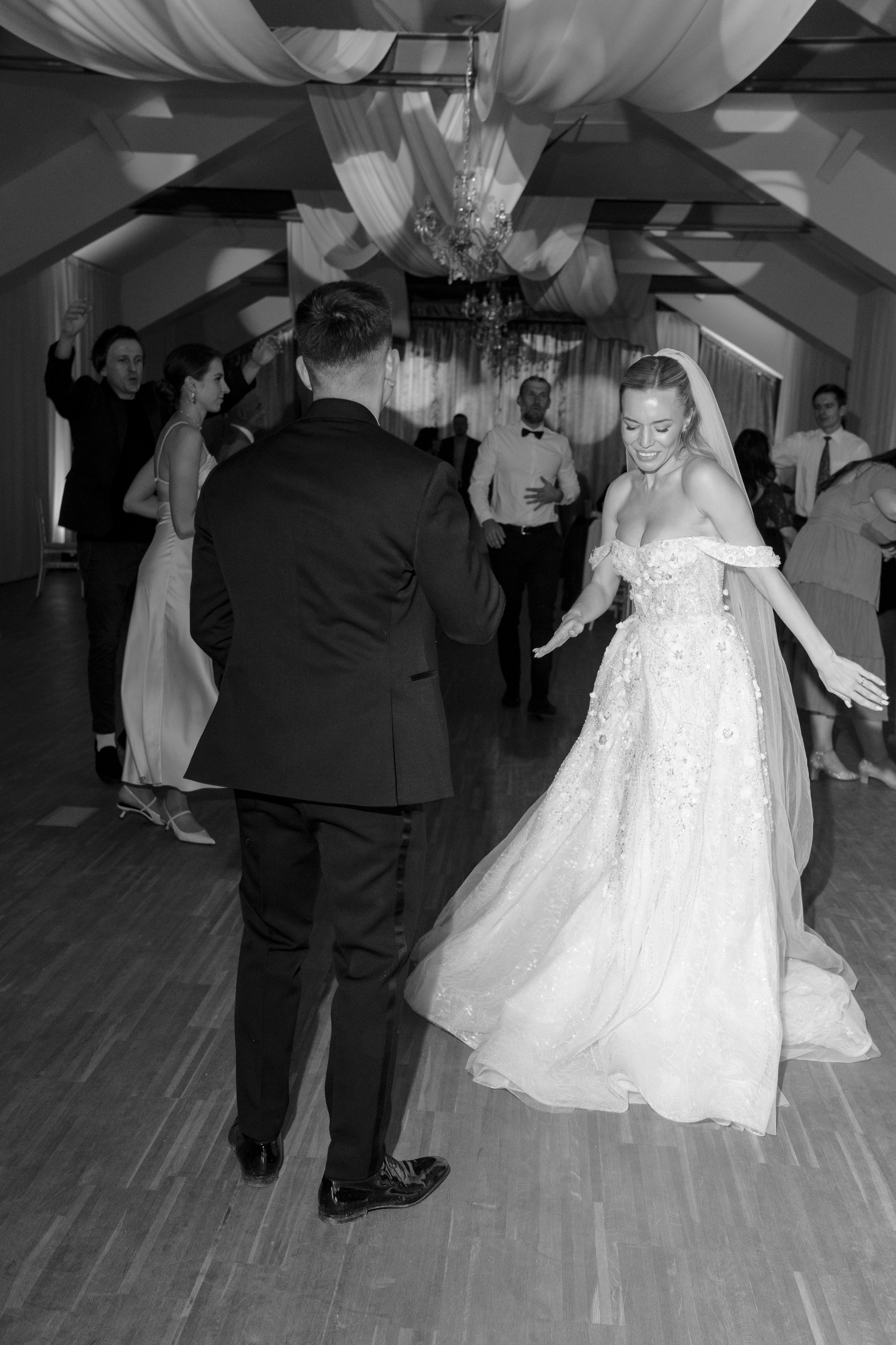 RAW Studio | Luxury Wedding Photography at Ratměřice Castle. Raw Studio: Capturing Elegant weddings accross Europe