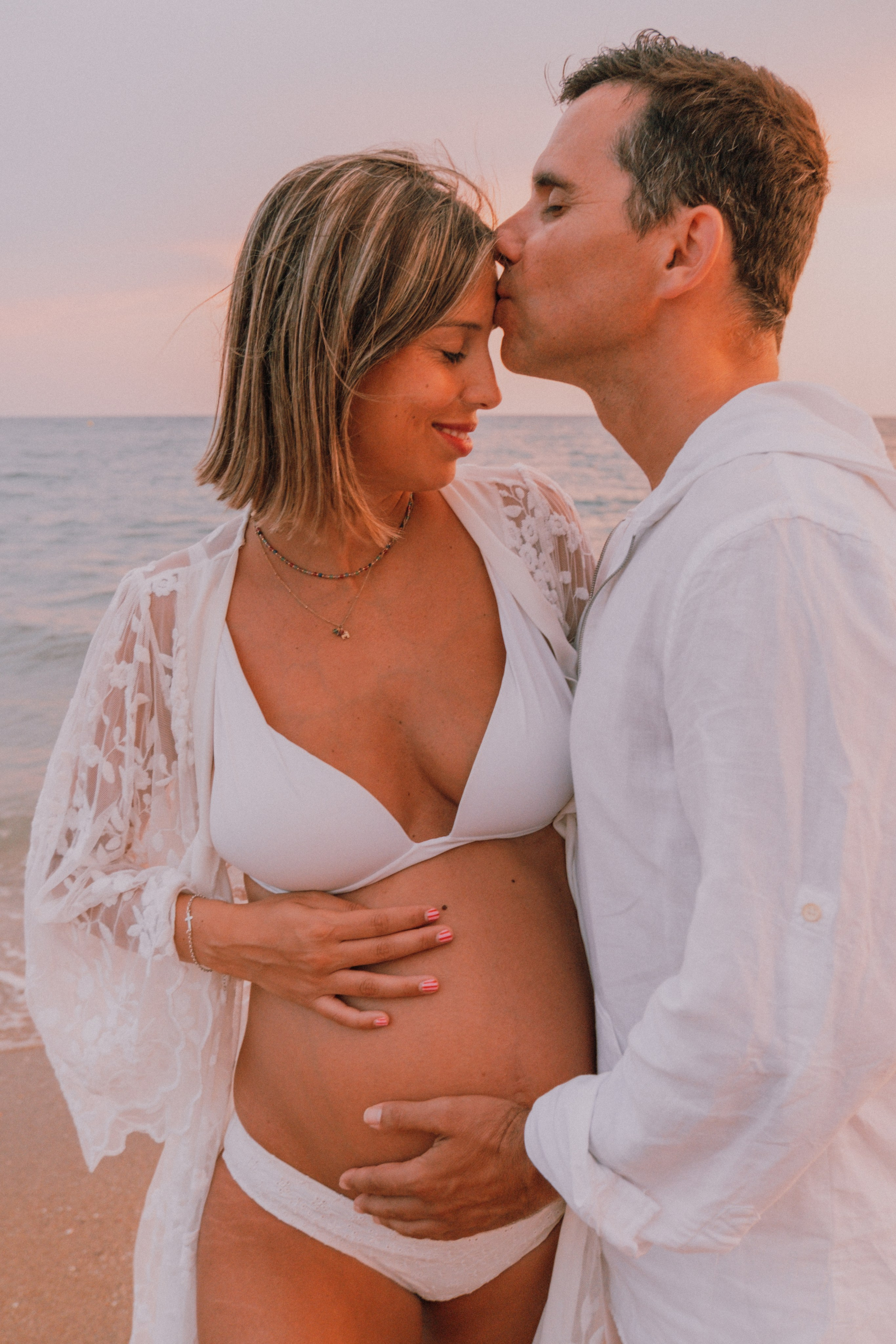 Sesión embarazo en la playa. Fotografía profesional en Calafell - Elena Medvedeva