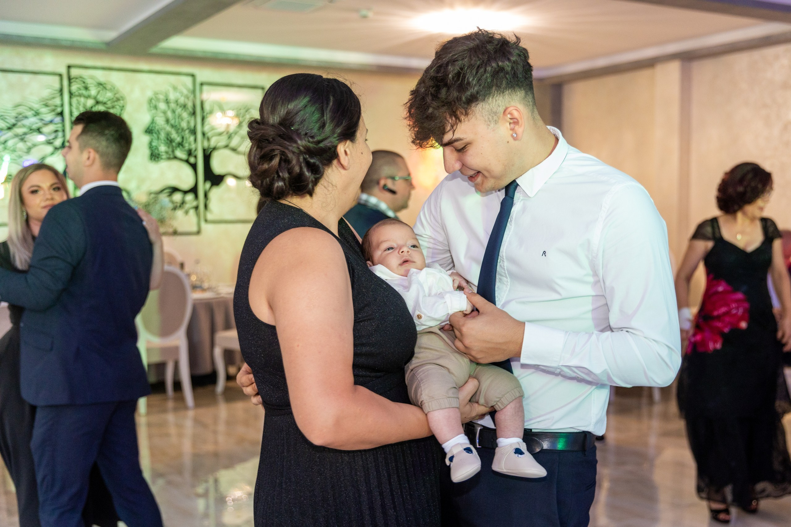 fotograf botez , fotografie botez Botoșani, fotograf Alin Chirilă, amintiri botez, fotografii botez, botez Miruna Parascheva, fotograf copii, fotografie botez în Botoșani-alt="botez , fotografie botez Alin Chirilă, amintiri botez, fotografii emoționante botez Botoșani"-- fotografii-botez-bebelus- amintiri-botez-micuț- moment-sfânt-crestinare- fotografie-emotionanta-botez- detalii-botez-bebelusi- parinti-fericiti-la-botez- fotograf-botez-profesionist- botez-in-biserica-ortodoxa- micuț-botezat-cu-emoție- zâmbete-și-lacrimi-la-botez- bebeluș-la-cristelniță- decor-botez-colorat- botez-cu-dragoste-și-credință- emotie-pura-la-botez- fotograf-botez-botosani- botez-iasi-suceava-fotograf- amintiri-nepretuite-botez-- Preotul ținându-l pe micuțul Mathias Gabriel la botez, în biserica Înălțarea Domnului, Copălău  - Detalii de la botezul lui Mathias – lumânare, trusou și icoană  - Familia lui Mathias Gabriel alături de micuț, în ziua botezului  - Portret emoționant cu mama și bebelușul în brațe, în biserică,fotograf profesionist evenimente Botoșani, Iași, Suceava, Fălticeni, Bacău, Pașcani, Roman - AlinoFotoStudio by Alin Chirilă - servicii foto nuntă, botez, cununie, ședințe foto creative, albume personalizate, fotografii emoționante și calitative pentru cele mai importante momente din viață,fotograf nuntă Botoșani Alin Chirilă,  ședință foto botez Iași - AlinoFotoStudio,  servicii fotograf profesionist evenimente Suceava,  fotograf cununie civilă Fălticeni - Alin Chirilă,  album foto nuntă personalizat Bacău.“Bebeluș botezat în biserică, ținut în brațe de nași”	•	“Detaliu cu lumânarea de botez decorată cu flori albe”	•	“Părinți emoționați alături de copilul lor la ceremonia de botez”	•	“Masa festivă de botez cu decor tematic și tort personalizat”	•	“Momentul în care preotul toarnă apă sfințită pe fruntea bebelușului”	“Bebeluș în rochie albă de botez, zâmbind în brațele mamei”	•	“Detaliu cu cruciulița de botez așezată pe o pernă de satin”	•	“Părinți și nași aprinzând lumânările în timpul ceremoniei de botez”	•	“Tort de botez decorat cu figurine tematice și numele copilului”	•	“Copil botezat dormind liniștit în pătuțul decorat festiv”	•	“Momentul în care preotul binecuvântează copilul în fața altarului”	•	“Invitați adunându-se în jurul mesei festive la petrecerea de botez”	•	“Bebeluș ținând în mână o jucărie personalizată primită la botez”	•	“Familie fericită pozând împreună după ceremonia de botez”	•	“Decor tematic cu baloane și flori la locația petrecerii de botez” fotograf Botoșani fotograf evenimente fotograf botez Alin Chirila fotograf alinofotostudio.fotograf botez Amelis Maria, fotografie botez Botoșani, fotograf Alin Chirilă, amintiri botez, fotografii botez, botez Amelis Maria, fotograf copii, fotografie botez în Botoșani,