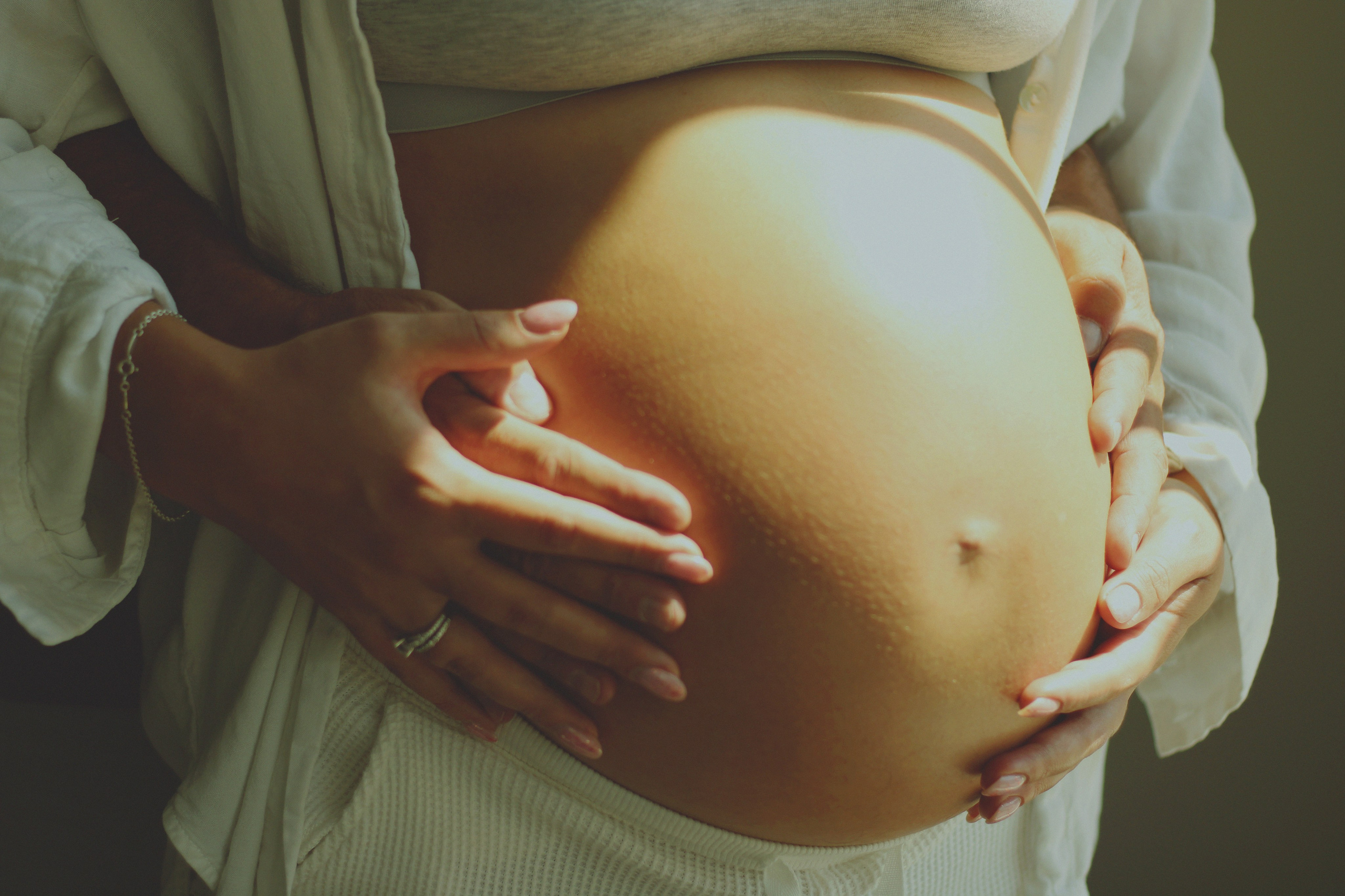 Maternity, Family & Pregnancy Photoshoot at Home. Lana Petrychenko — Portrait & Family Photographer. Valencia, Spain