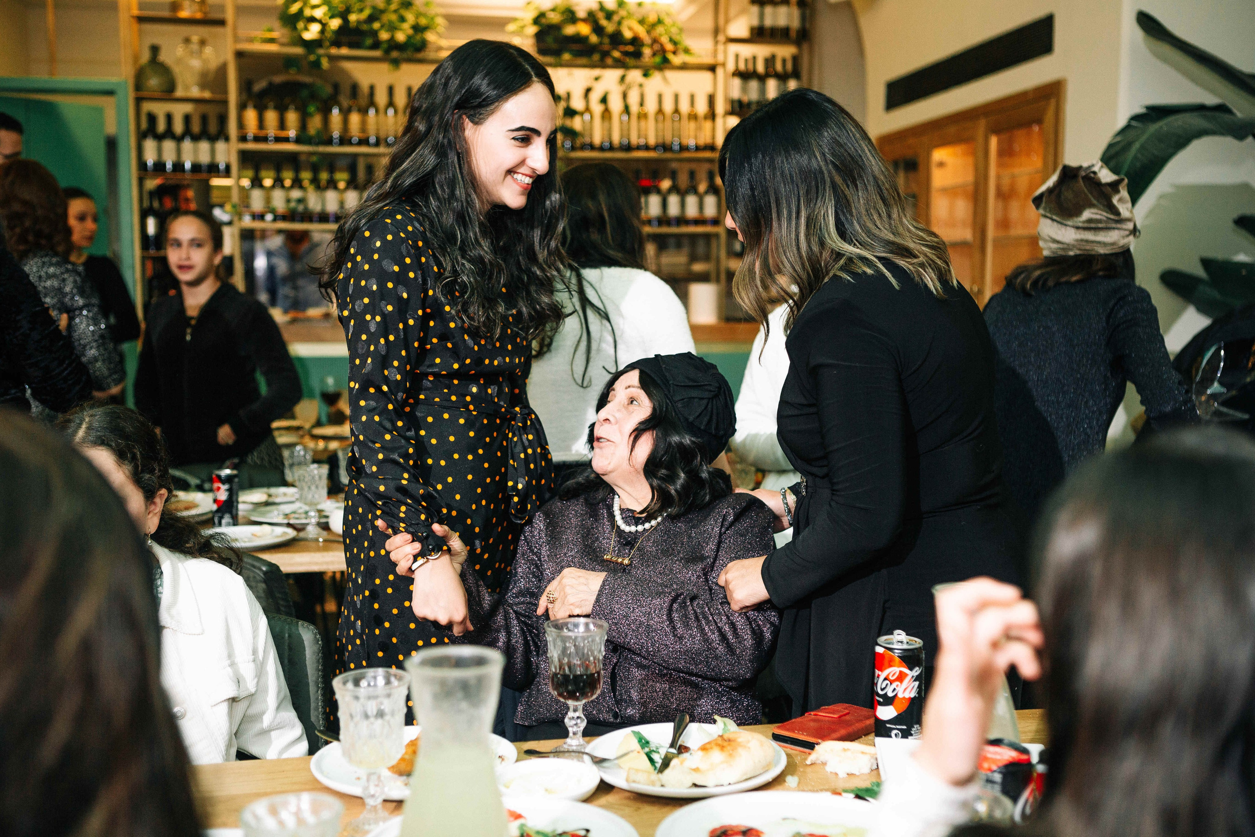 PARTY IN A RESTAURANT WITH THE WHOLE FAMILY. Https://shi-photo.com/