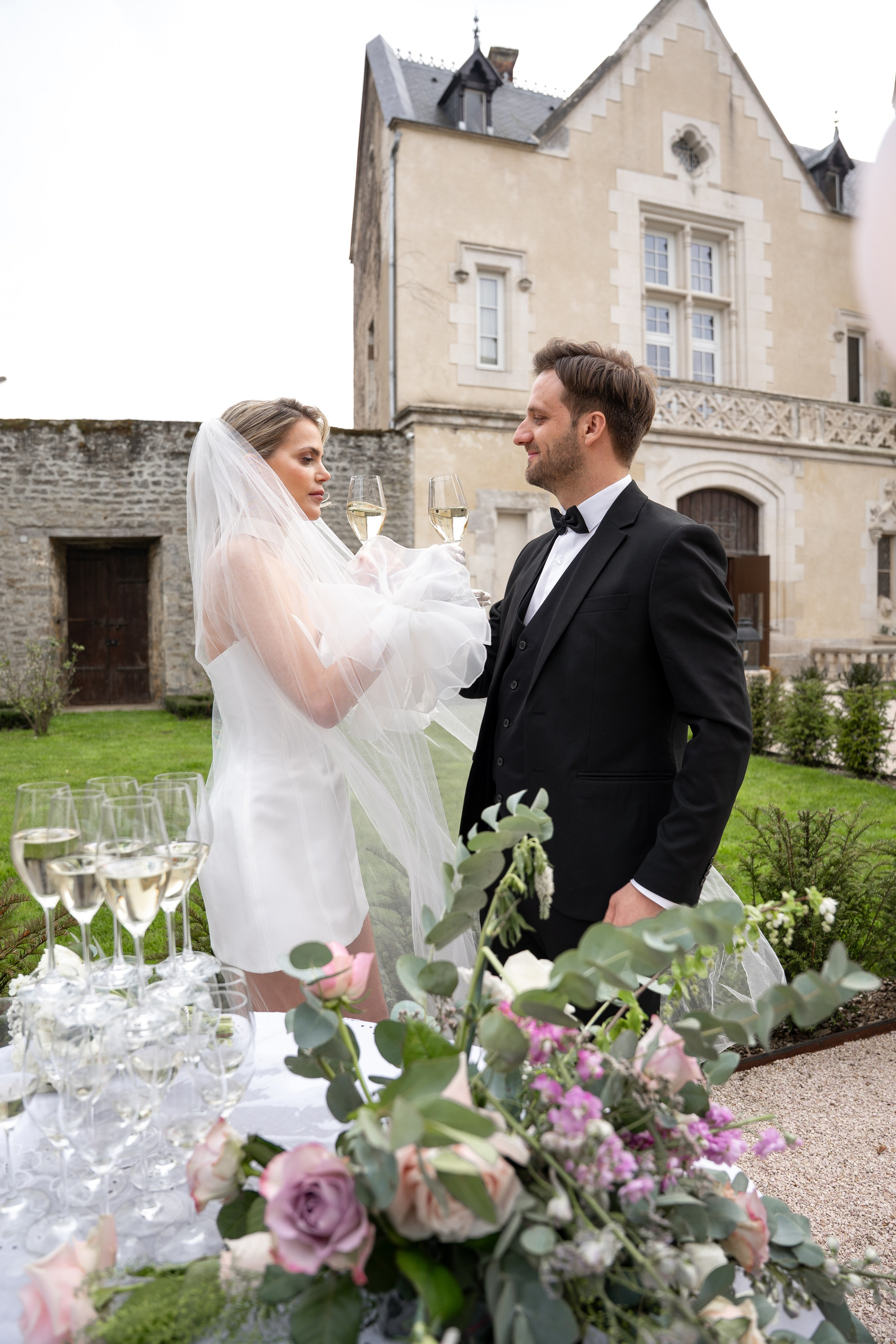 Chateau elopement inspiration. Wedding photographer in Paris Oksana Shum